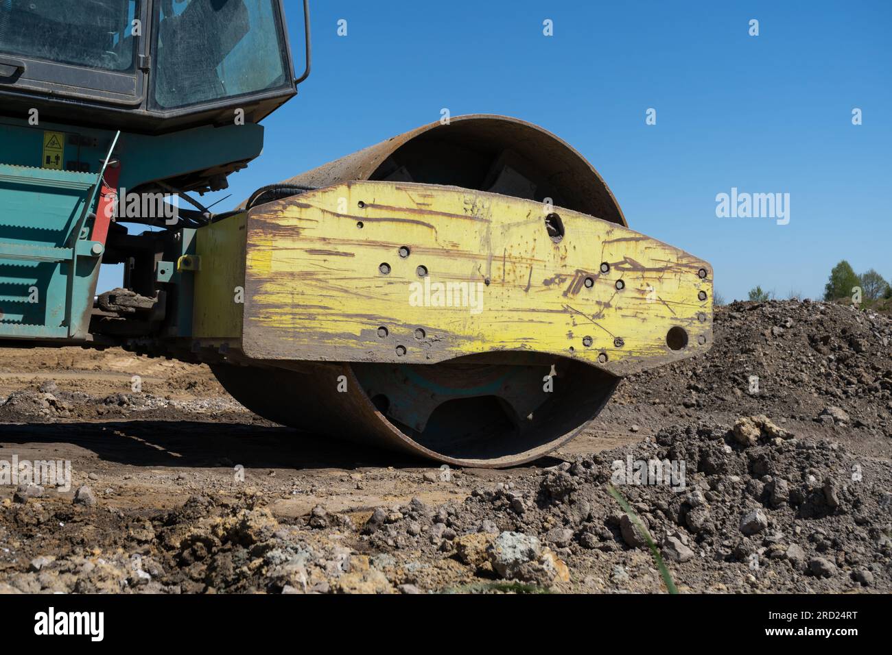 Compacteur de sol, rouleau de route à tambour unique sur le chantier de construction d'une autoroute. Banque D'Images
