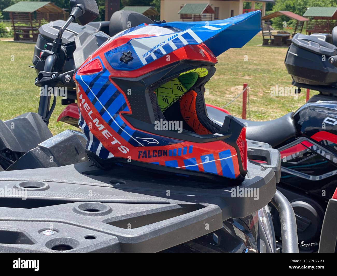 Sur les sentiers : gros plan du casque sur ATV Quad vue de côté Banque D'Images Sur les sentiers : gros plan du casque sur ATV Quad vue de côté Banque D'Images