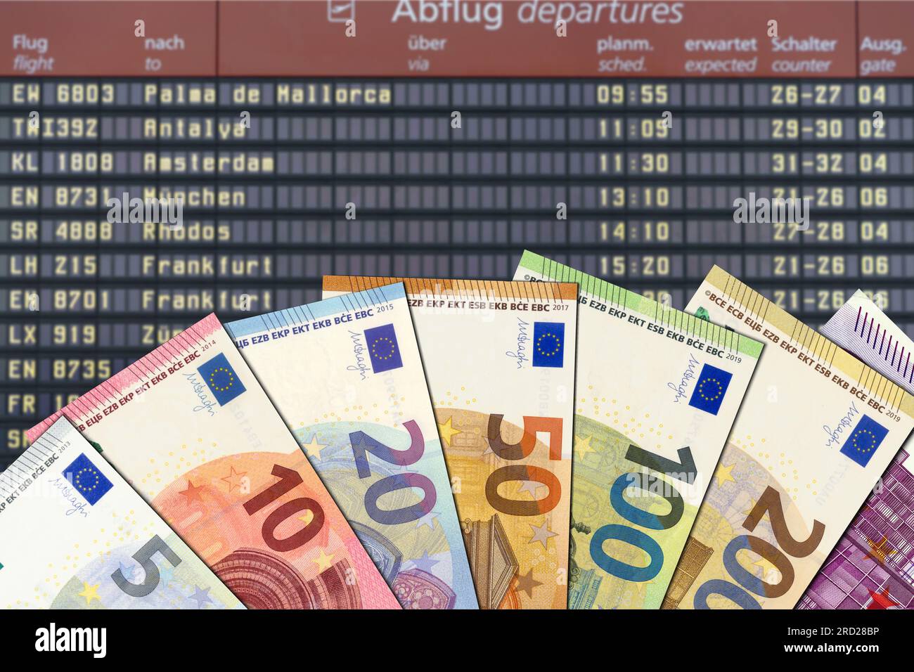 Billets en euros devant le tableau de bord de l'aéroport Banque D'Images