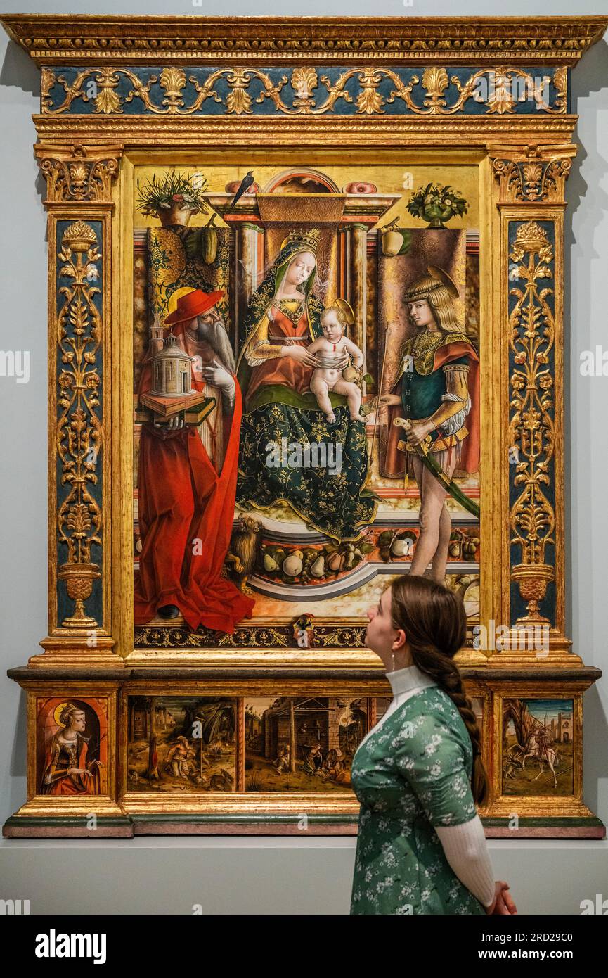 Londres, Royaume-Uni. 18 juillet 2023. Le retable de Crivelli - Paula Rego : le jardin de Crivelli à la Galerie nationale. En tant que première artiste associée du Musée des beaux-arts du Canada (1990-92), elle a été invitée à créer la murale de la salle à manger de l'aile Sainsbury. Cette nouvelle exposition réunit l’œuvre d’art de 10 mètres de long avec le retable du 15e siècle de Carlo Crivelli qui l’a inspiré, aux côtés d’études de vie Rego produites par les collègues de la Galerie qui figurent dans la peinture finale. Crédit : Guy Bell/Alamy Live News Banque D'Images