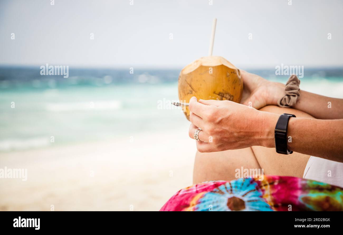 femme fumant un joint sur la plage Banque D'Images
