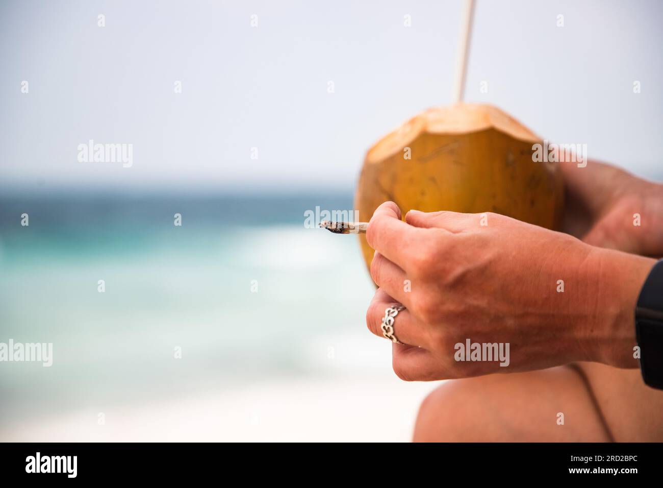femme fumant un joint sur la plage Banque D'Images