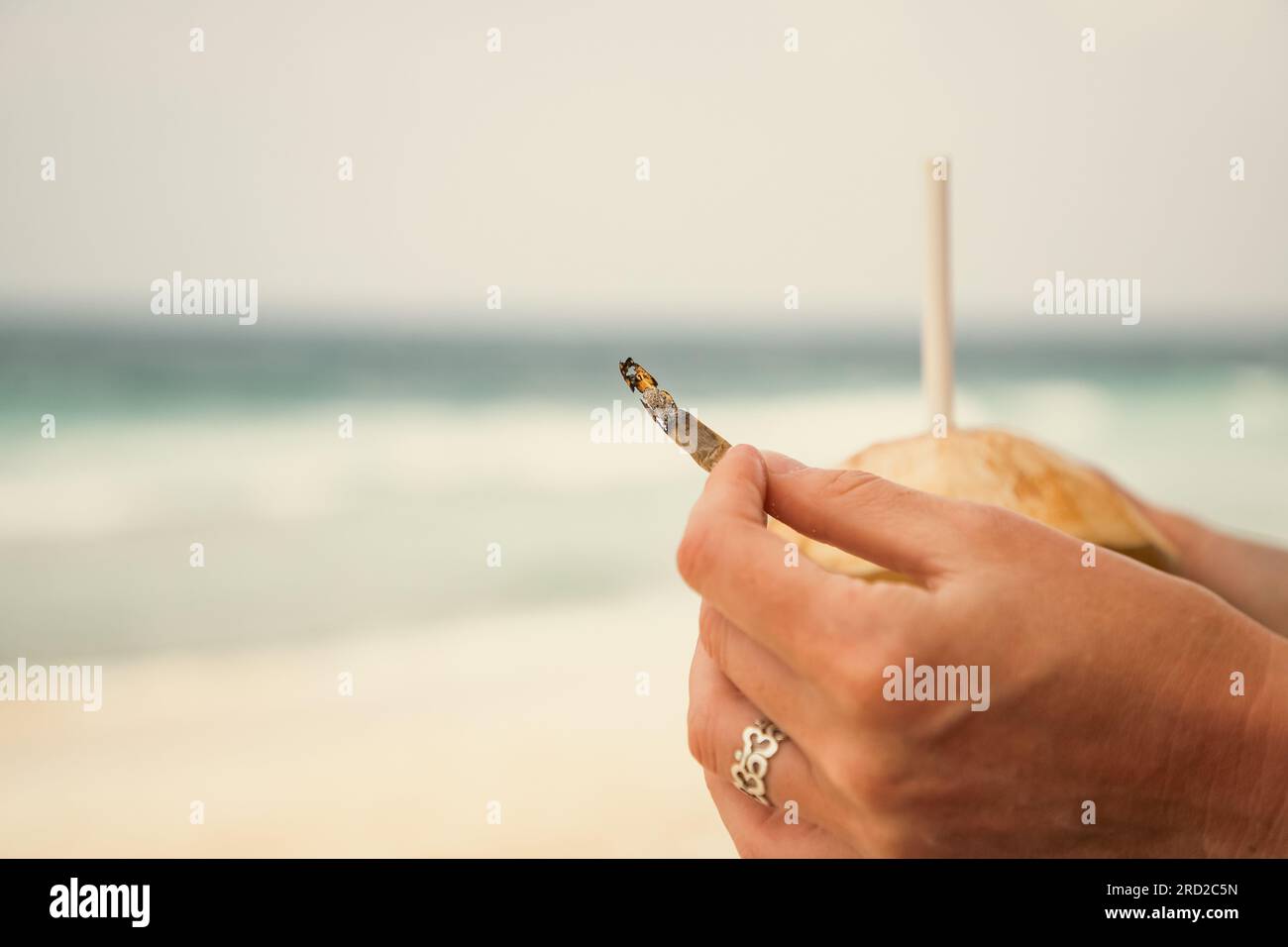 femme fumant un joint sur la plage Banque D'Images