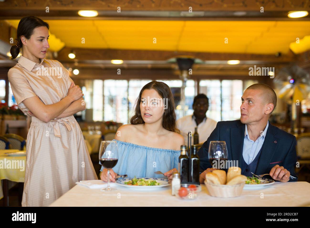 Triangle de l'amour - la femme a attrapé son mari avec la maîtresse dans le restaurant Banque D'Images