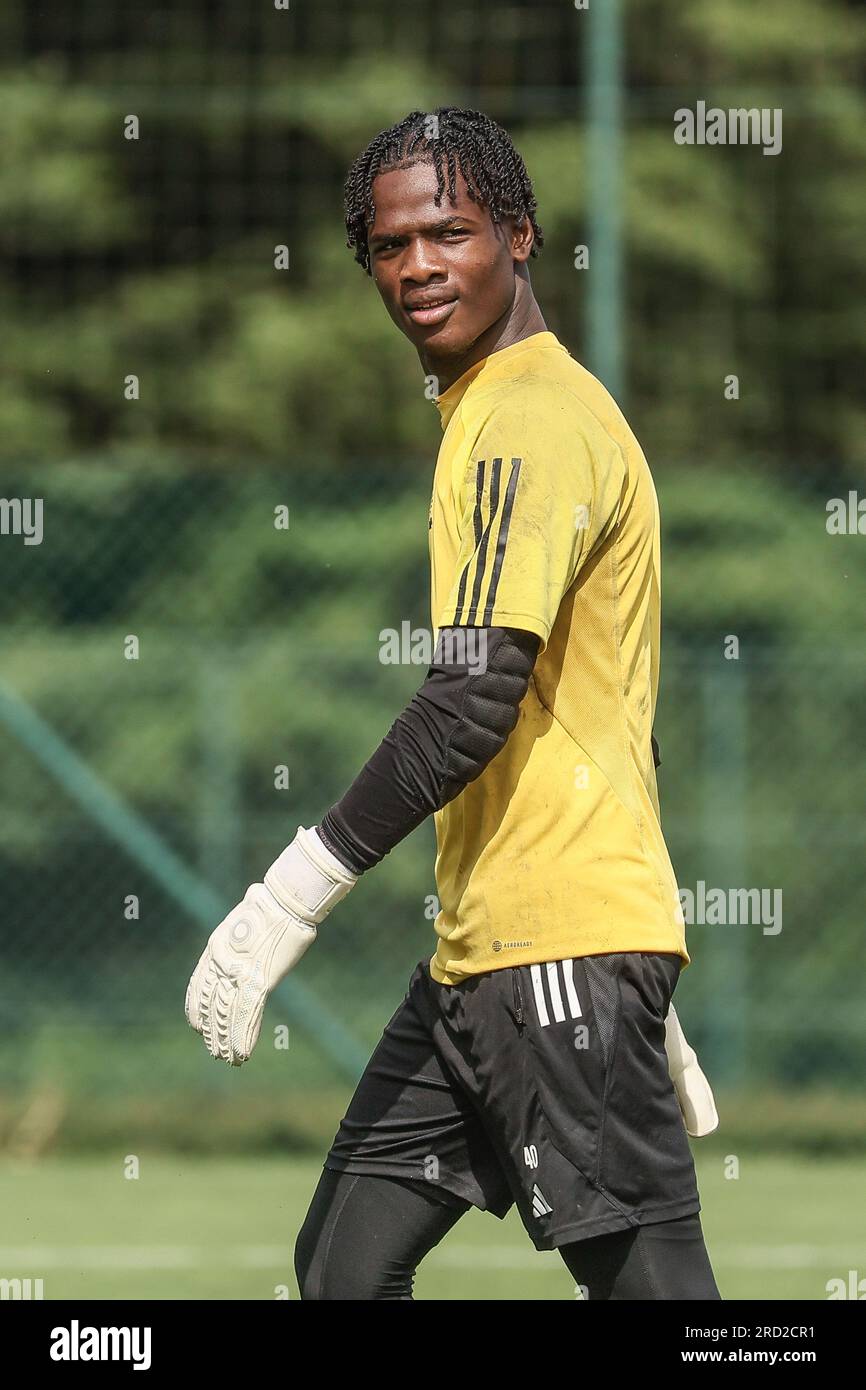 Le gardien de but de Standard Matthieu Epolo photographié lors d'une séance  d'entraînement de l'équipe belge de football de première division Standard  de Liège, mardi 18 juillet 2023 à Angleur, Liège, pour