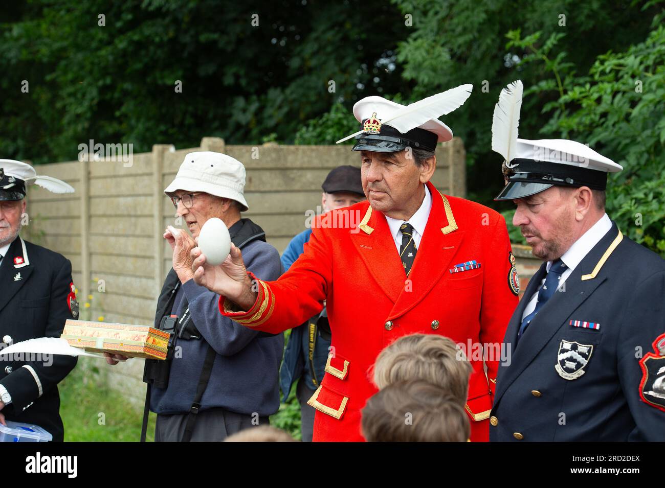 Boveney, Buckinghamshire, Royaume-Uni. 18 juillet 2023. Des écoliers de la première école Eton Wick CofE dans le village d'Eton Wick, Windsor, Berkshire sont venus rencontrer les Swan Uppers à Boveney Lock sur la Tamise dans le Buckinghamshire ce matin. Ils ont également reçu un certificat du palais de Buckingham par le marqueur de cygne du roi, David Barber (M). Crédit : Maureen McLean/Alamy Live News Banque D'Images