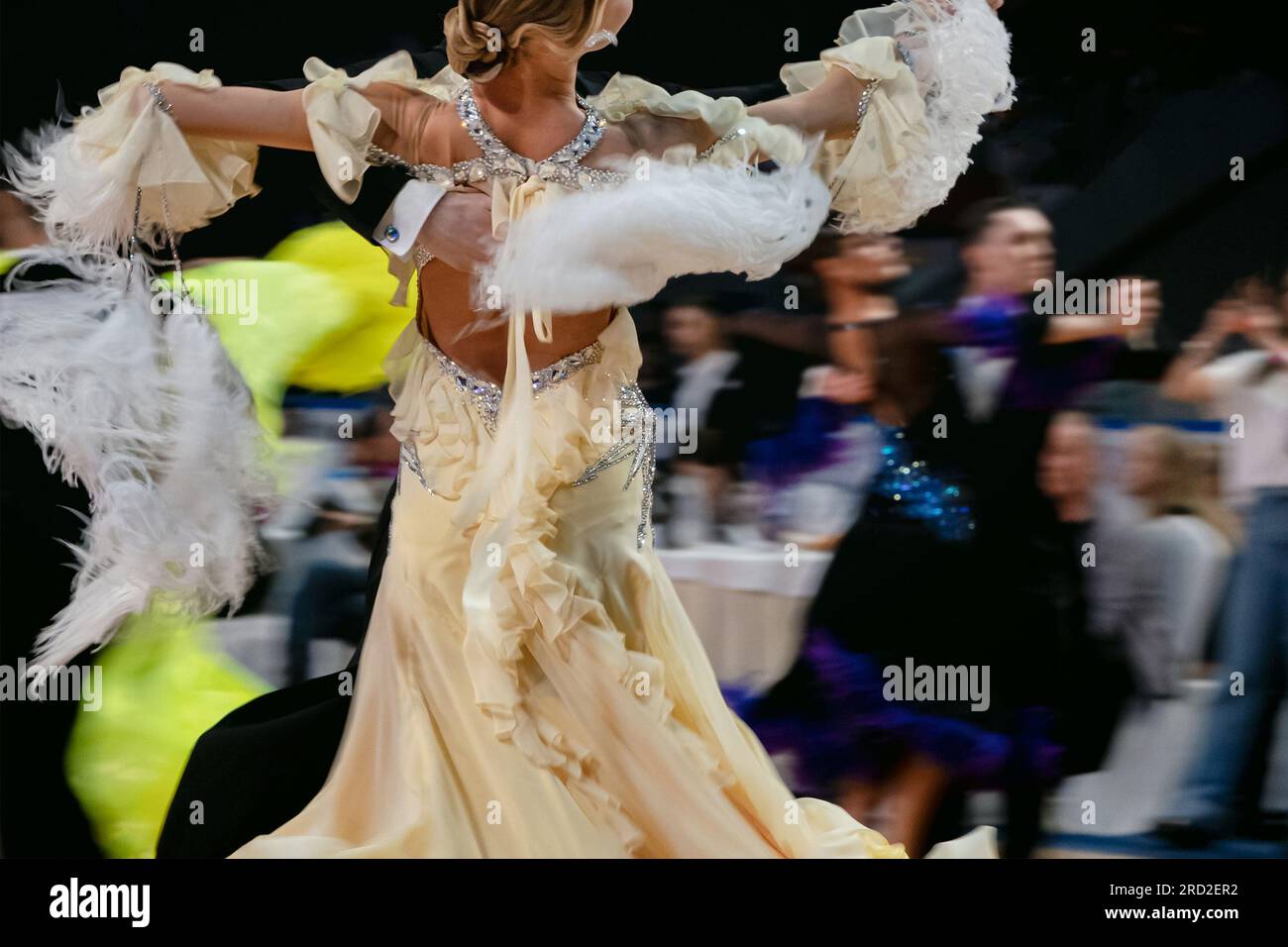 danse de salle de bal de compétition vue arrière danseuse en robe crème, danse valse viennoise Banque D'Images