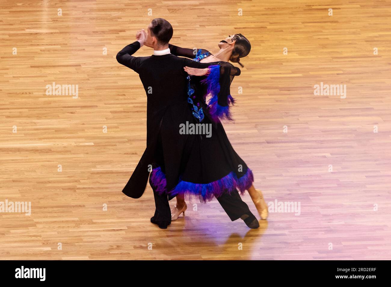 danseurs partenaires en robe noire à la compétition de sport de danse, danse lente valse Banque D'Images
