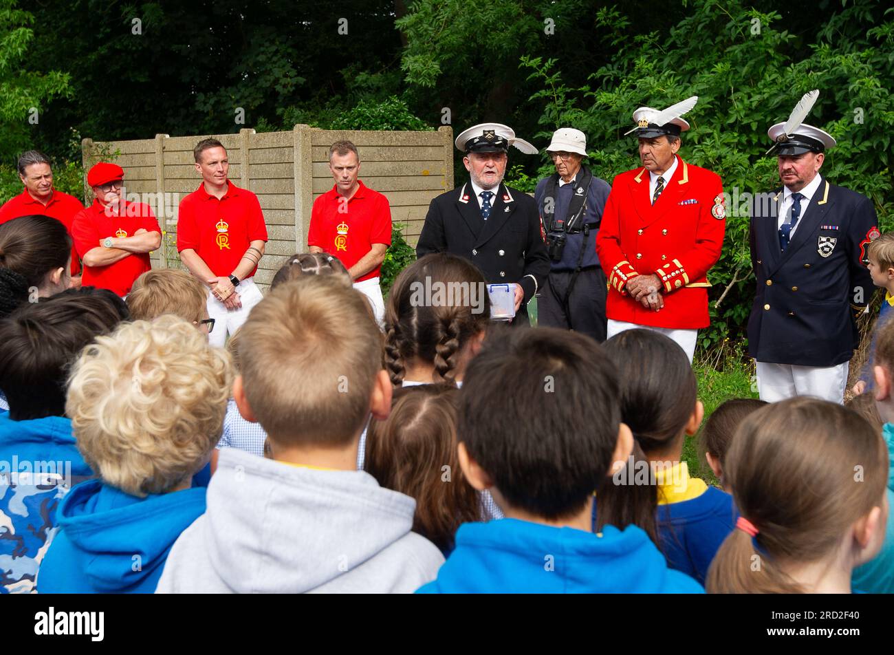 Boveney, Buckinghamshire, Royaume-Uni. 18 juillet 2023. Des écoliers de la première école Eton Wick CofE dans le village d'Eton Wick, Windsor, Berkshire sont venus rencontrer les Swan Uppers à Boveney Lock sur la Tamise dans le Buckinghamshire ce matin. Crédit : Maureen McLean/Alamy Live News Banque D'Images