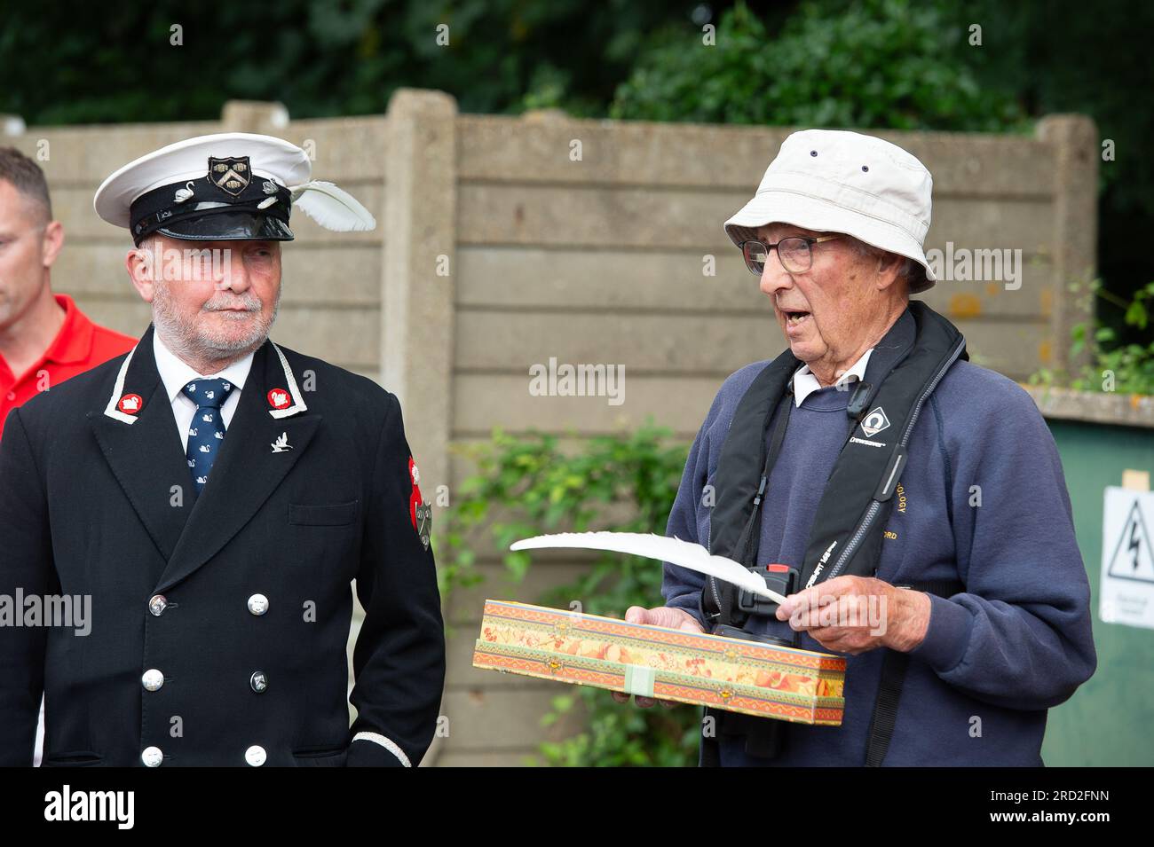 Boveney, Buckinghamshire, Royaume-Uni. 18 juillet 2023. Le professeur Perrins (R) de l'Université de Cambridge parle aux enfants. Des écoliers de la première école Eton Wick CofE dans le village d'Eton Wick, Windsor, Berkshire sont venus rencontrer les Swan Uppers à Boveney Lock sur la Tamise dans le Buckinghamshire ce matin. Ils ont également reçu un certificat du palais de Buckingham par le marqueur de cygne du roi, David Barber. Crédit : Maureen McLean/Alamy Live News Banque D'Images