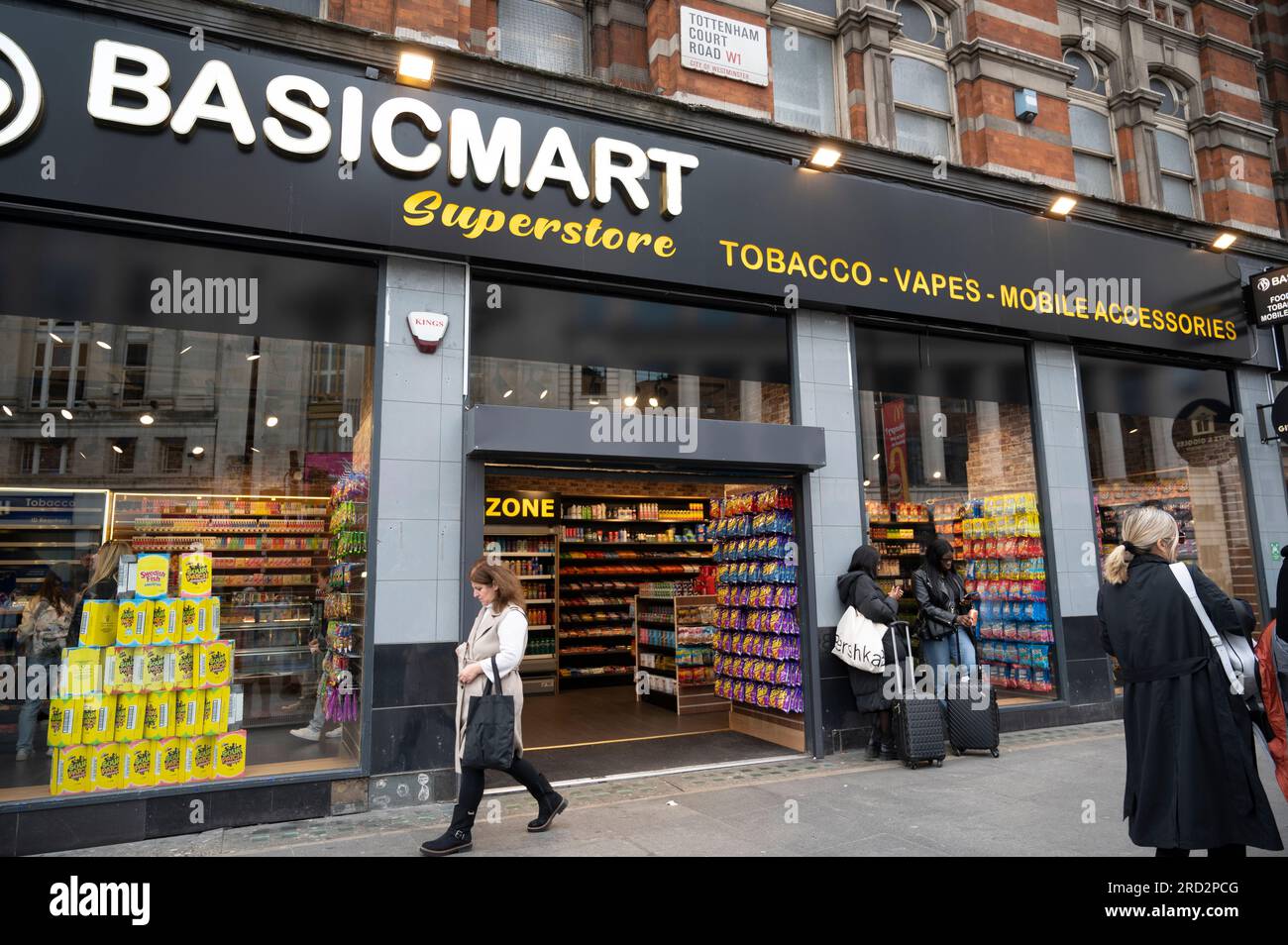 Tottenham court Road, centre de Londres. Boutique vendant des vapes, du tabac et des accessoires mobiles. Banque D'Images