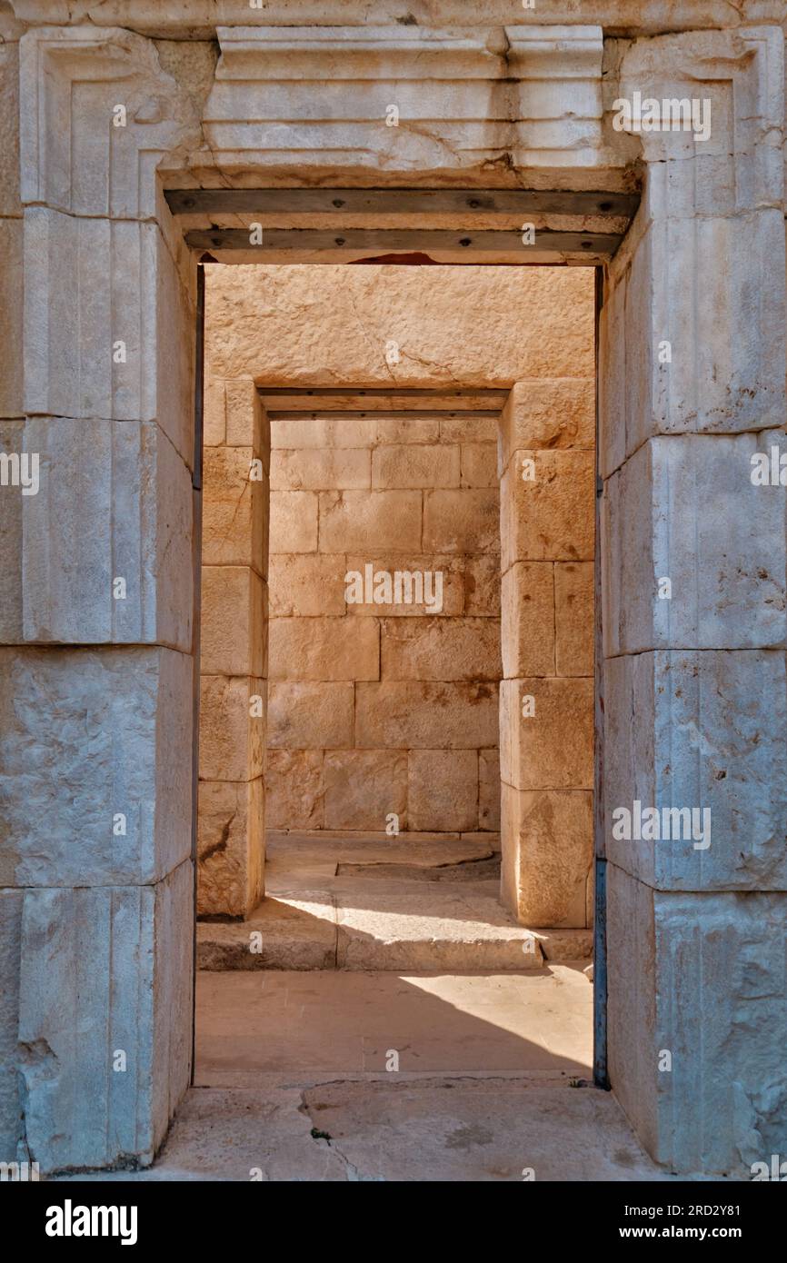Antalya, Turquie - 19 juillet 2023 : ruines de l'ancienne ville lycienne Patara. Porte d'entrée du théâtre Banque D'Images