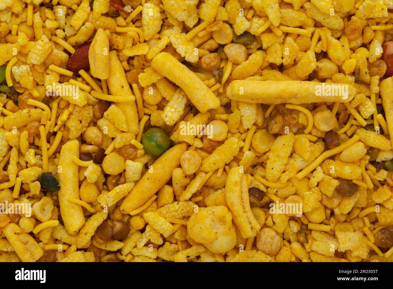 Délicieux papier peint Khatta Meetha Namkeen plein cadre, fait avec des arachides, du sucre, des raisins secs et du besan sev. Snacks épicés indiens (Namkeen), angle de vue de dessus Banque D'Images