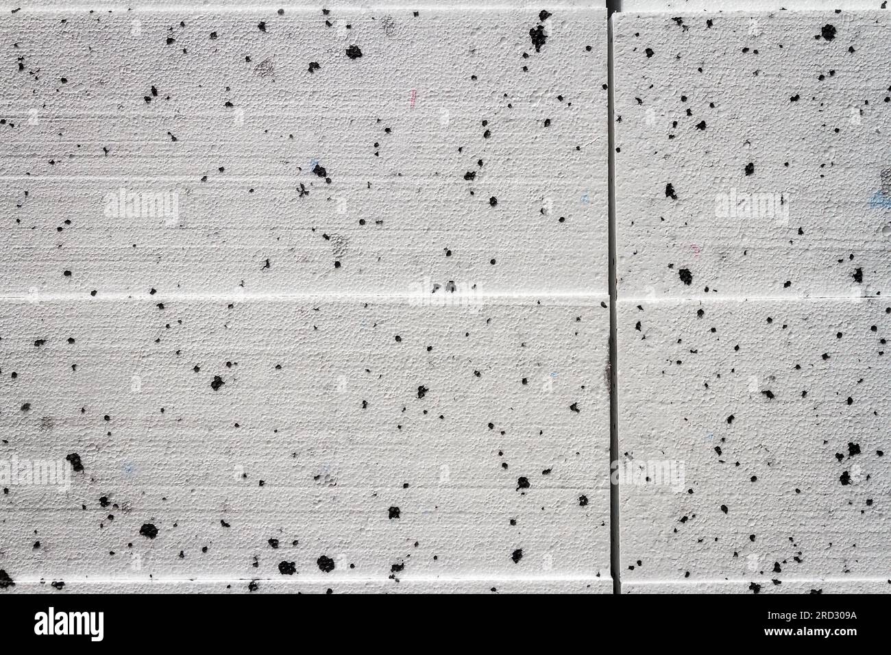 Photo de texture abstraite en gros plan de blanc compressé avec des blocs de styromousse à points noirs Banque D'Images