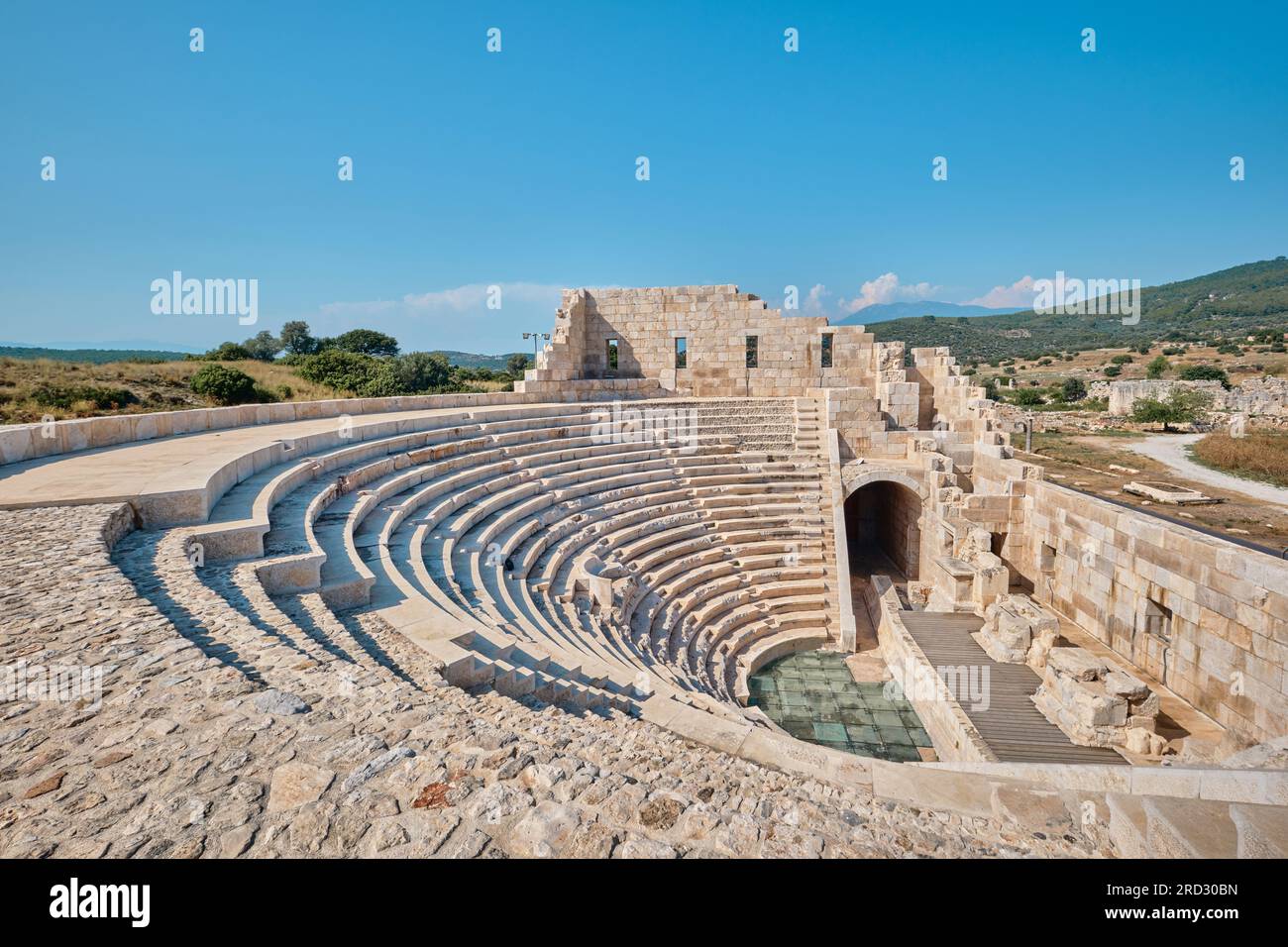 Antalya, Turquie - 19 juillet 2023 : ruines de l'ancienne ville lycienne Patara. Théâtre et la salle de l'Assemblée de Lycia public Banque D'Images