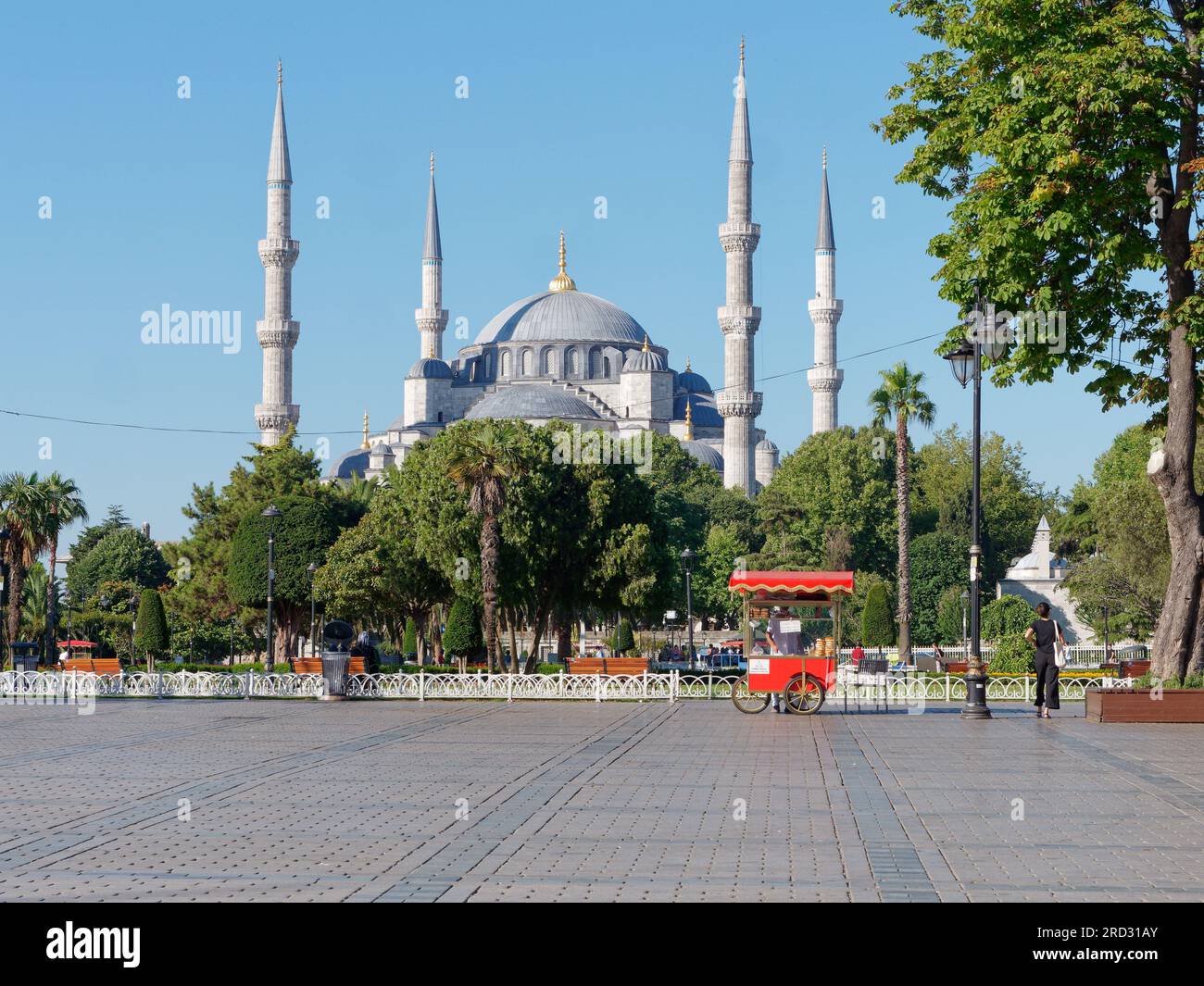 Parc Sultanahmet et mosquée Sultan Ahmed alias Mosquée Bleue un matin d'été, Istanbul, Turquie. Chariot rouge vend des Simits aka bagels turcs Banque D'Images
