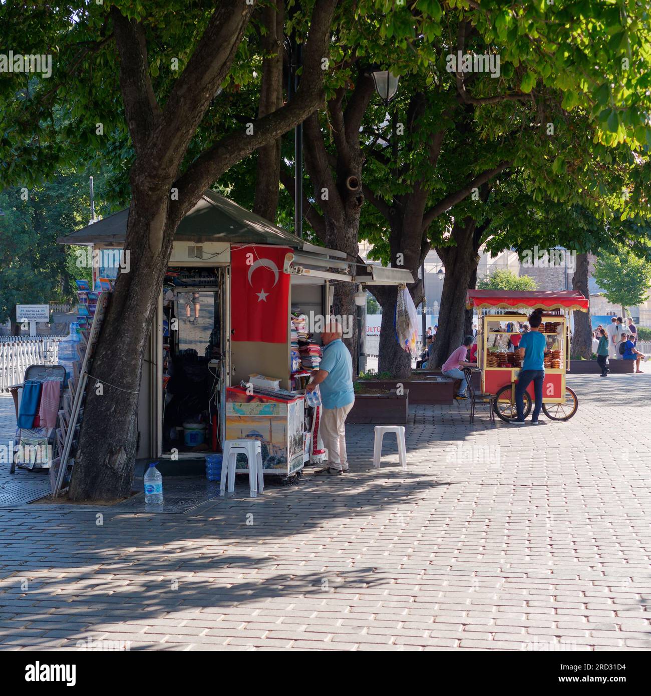 Sultanahmet Park avec stalle de soirée et chariot rouge vendant des Simits aka Turkish bagels, Istanbul, Turquie Banque D'Images
