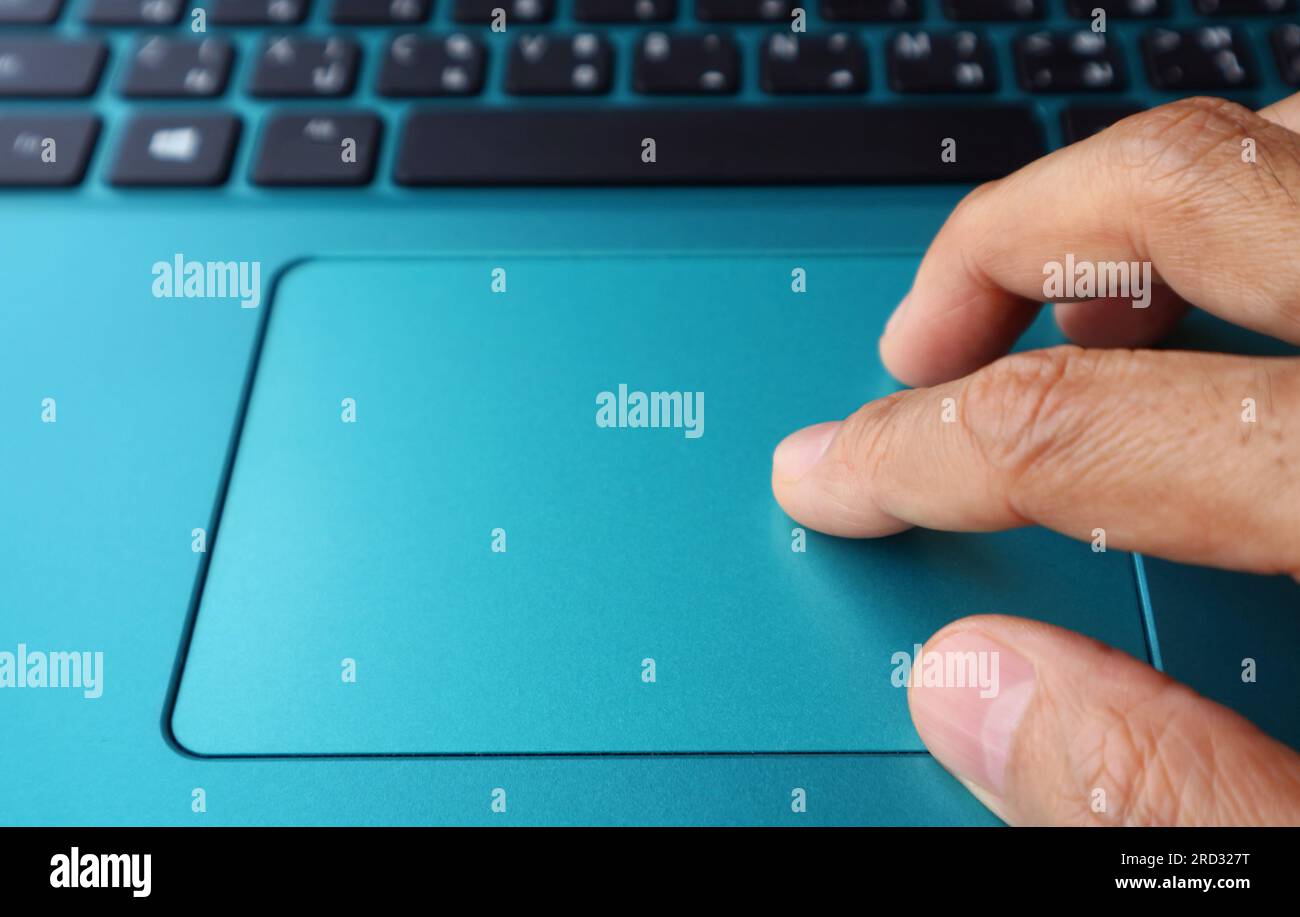 Gros plan de doigts tapant sur un ordinateur portable Banque D'Images