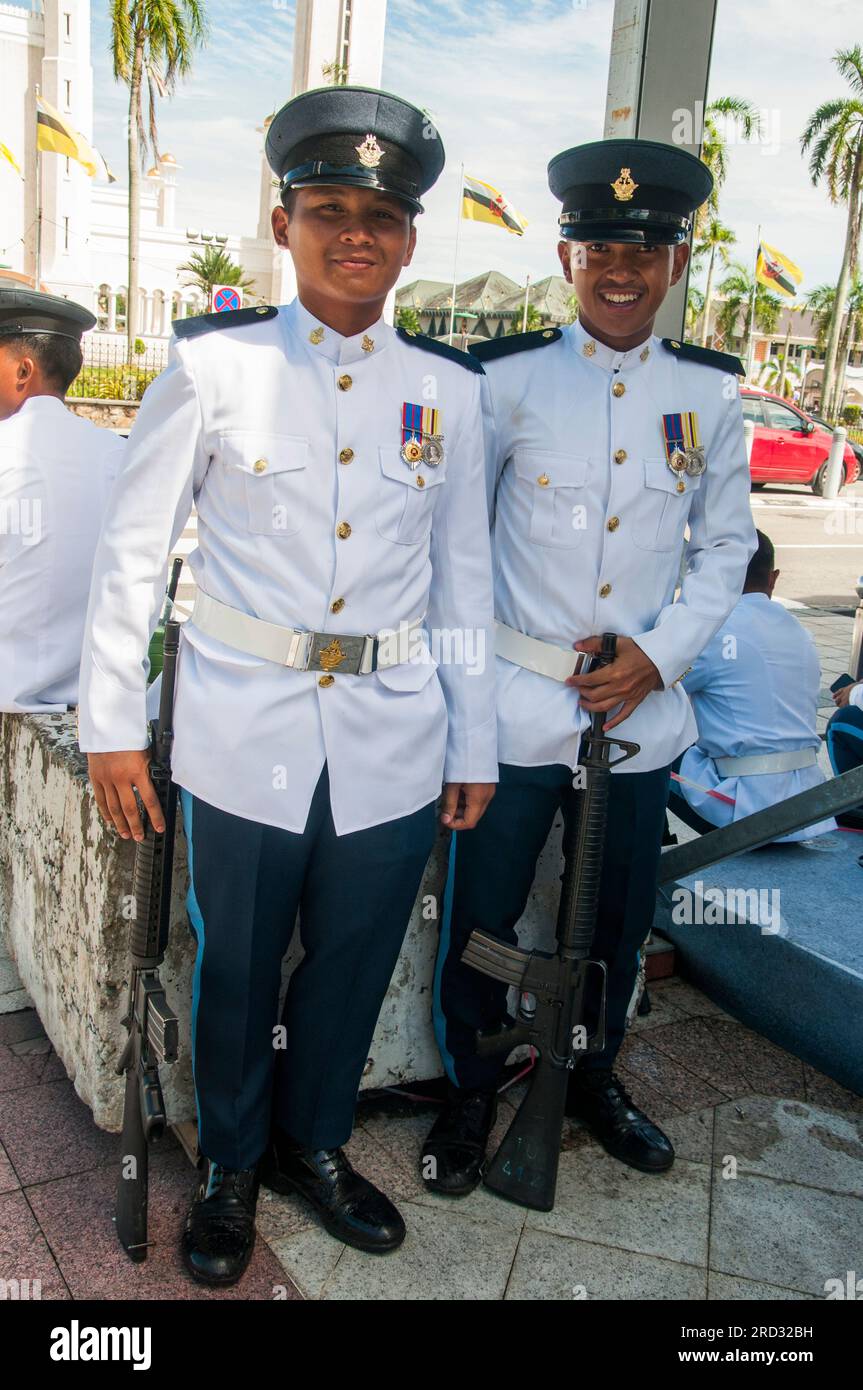 Les officiers militaires se préparent pour le grand défilé du 77e anniversaire du sultan le 15 juillet 2023, à Bandar Seri Begawan, Brunei Banque D'Images