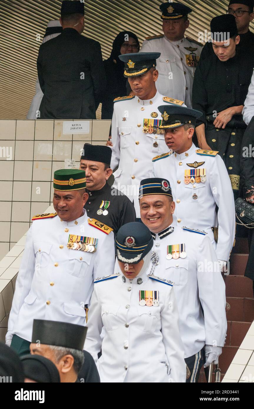 Des officiers militaires et d'autres dignitaires quittent leur défilé du 77e anniversaire du sultan le 15 juillet 2023, à Bandar Seri Begawan, Brunei Banque D'Images
