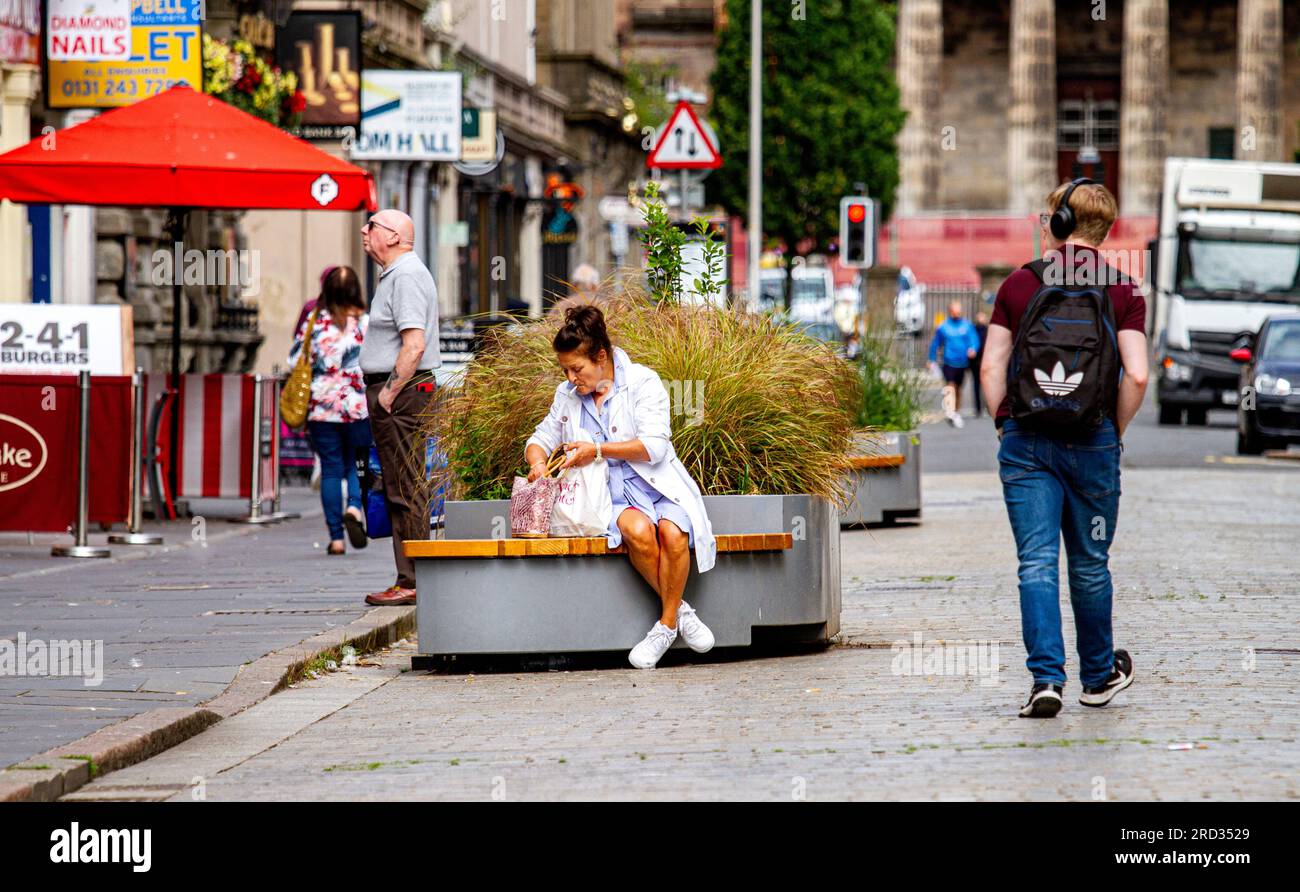 Dundee, Tayside, Écosse, Royaume-Uni. 18 juillet 2023. UK Météo : aujourd'hui, la température d'été à Tayside, Écosse, a atteint 22°C. Les résidents locaux élégants passent la journée dans le centre-ville de Dundee, profitant du beau soleil chaud du matin de juillet ainsi que de la vie de la ville. Crédit : Dundee Photographics/Alamy Live News Banque D'Images