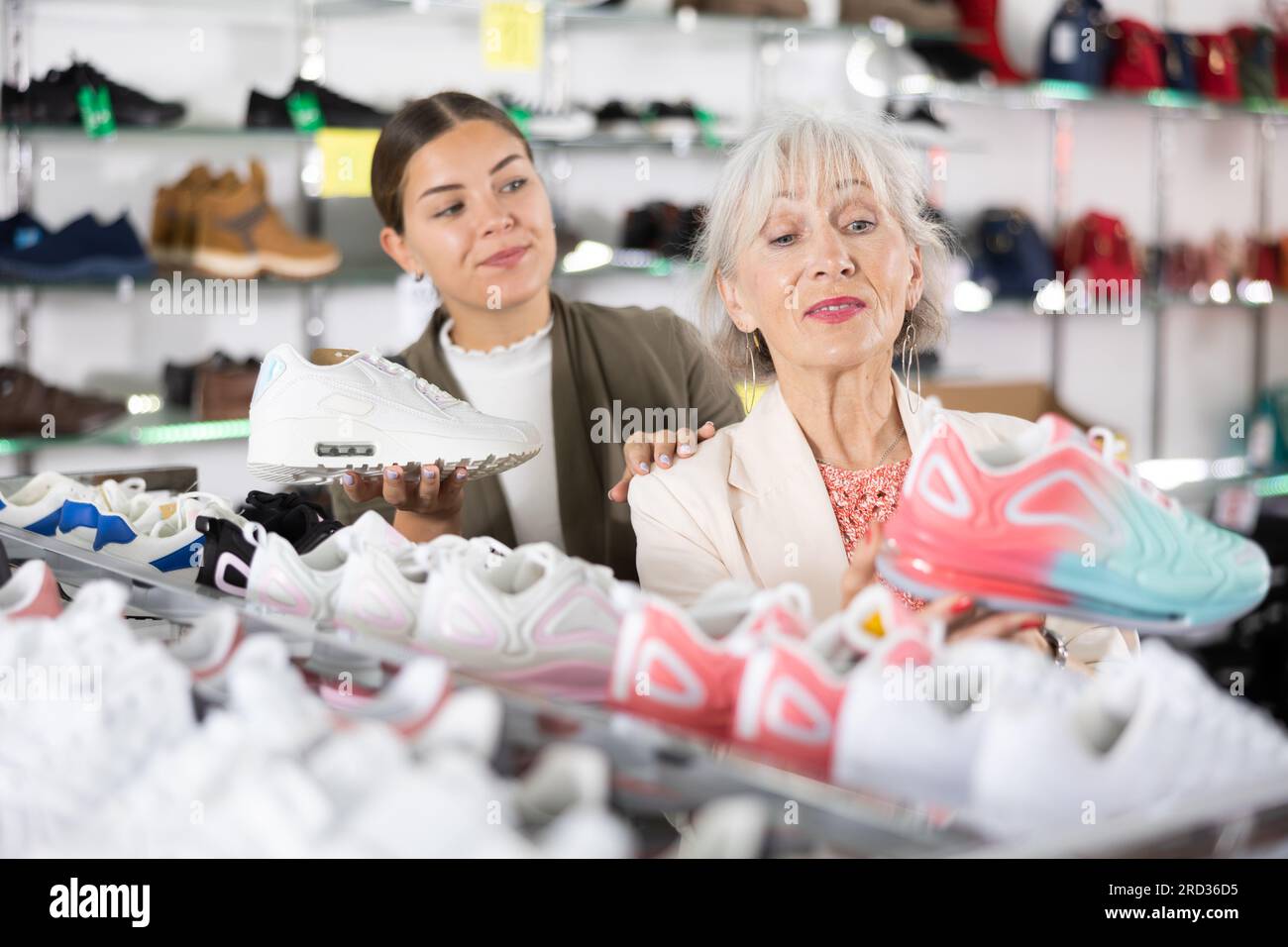 Une maman âgée fortement à son doughter de prêter attention