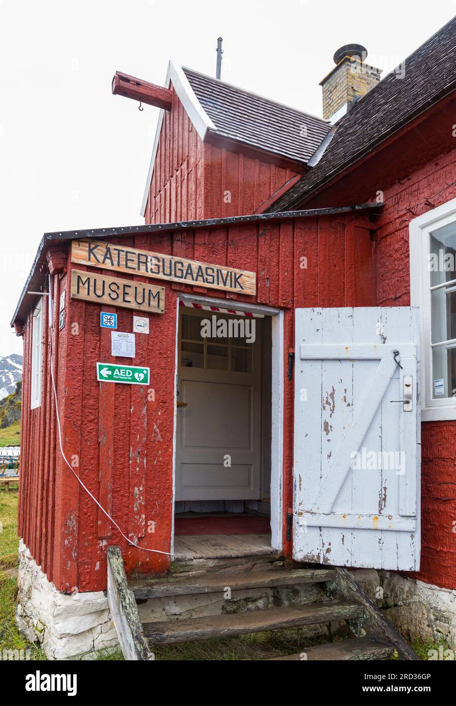 Entrée au musée Katersugaasivik, musée Sisimiut, à Sisimiut, Groenland par une journée pluvieuse humide en juillet Banque D'Images