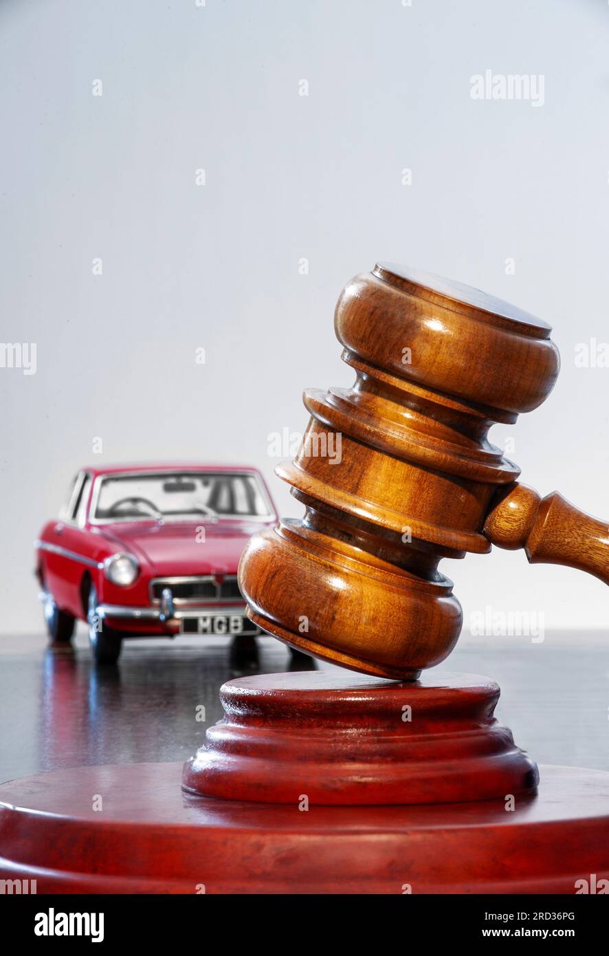 VENTE AUX ENCHÈRES DE VOITURE CLASSIQUE MGB GT RED concept image du vintage rouge classique 1969 MGB GT avec des commissaires-priseurs marteau marteau gavel dans les ventes de voitures vendu aux enchères situation Banque D'Images