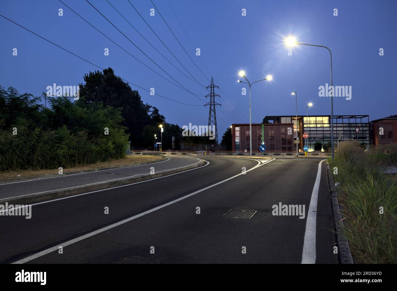 Carrefour avec lampadaires dans un village dans la campagne italienne la nuit Banque D'Images