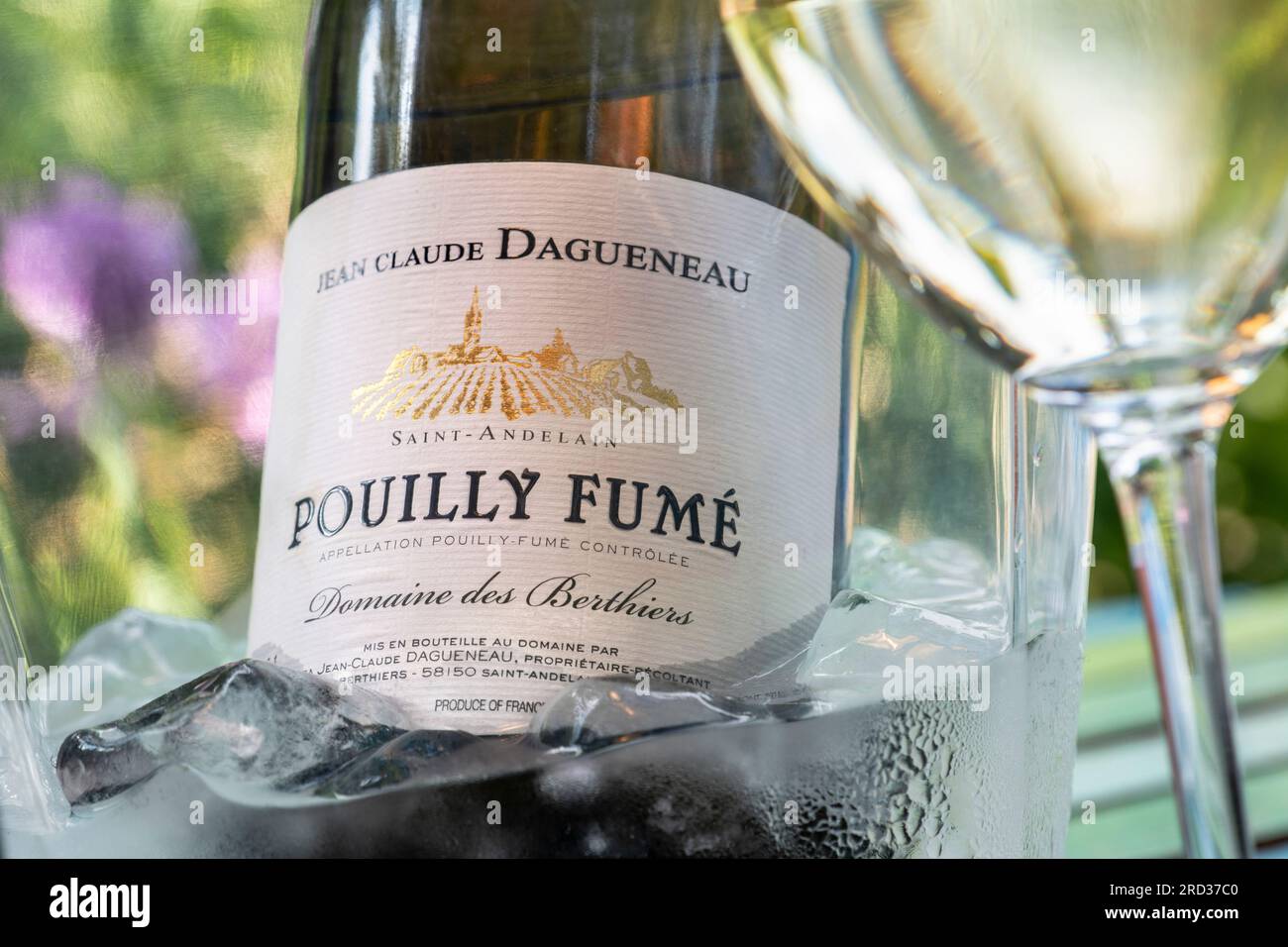 Pouilly fume DAGUENEAU Sauvignon blanc bouteille de vin blanc et verre étiquette Jean-Claude Dagueneau en plein air floral refroidisseur de vin de glace Loire France Banque D'Images