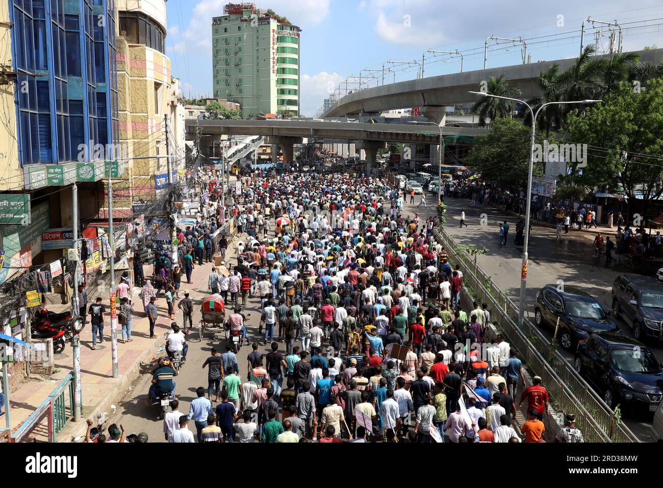 Dhaka, Dhaka, Bangladesh. 18 juillet 2023. Le principal parti d'opposition, le Parti nationaliste du Bangladesh (BNP), a organisé une marche d'environ 20 kilomètres de Gabtali à Dhaka au parc Bahadur Shah dans le Vieux Dhaka pour exiger la démission du Premier ministre Sheikh HasinaÂ et des élections sous un gouvernement intérimaire. Crédit : ZUMA Press, Inc./Alamy Live News Banque D'Images