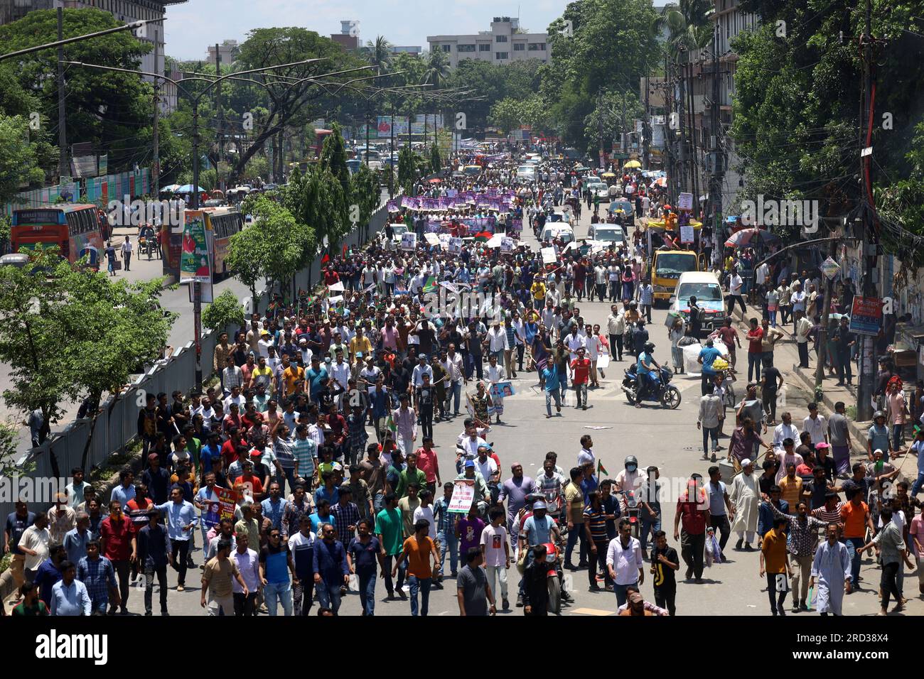 Dhaka, Dhaka, Bangladesh. 18 juillet 2023. Le principal parti d'opposition, le Parti nationaliste du Bangladesh (BNP), a organisé une marche d'environ 20 kilomètres de Gabtali à Dhaka au parc Bahadur Shah dans le Vieux Dhaka pour exiger la démission du Premier ministre Sheikh HasinaÂ et des élections sous un gouvernement intérimaire. Crédit : ZUMA Press, Inc./Alamy Live News Banque D'Images