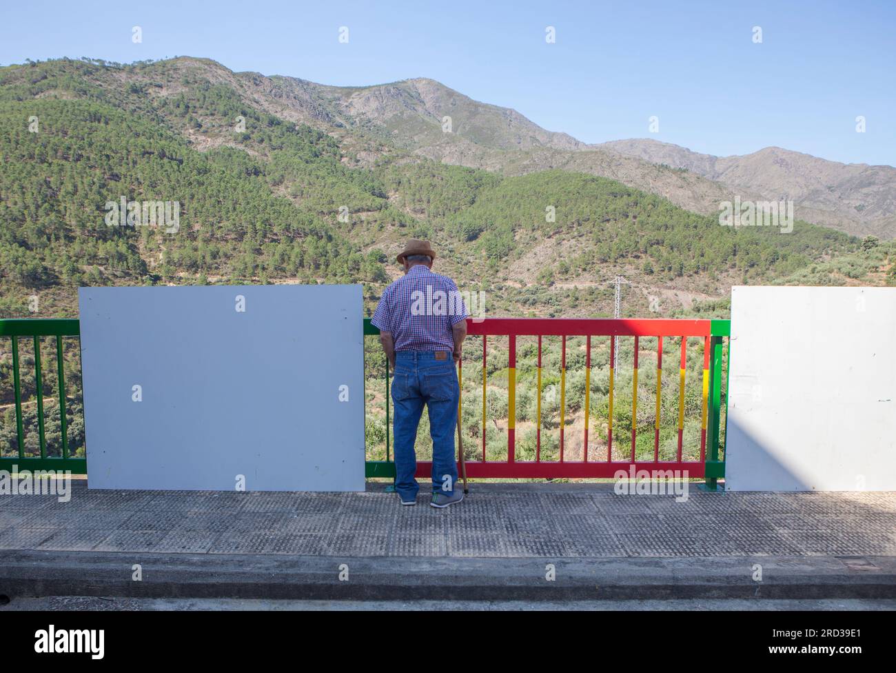 Homme senior contemplant le paysage montagneux du point de vue. Casares de las Hurdes, Caceres, Estrémadure, Espagne Banque D'Images