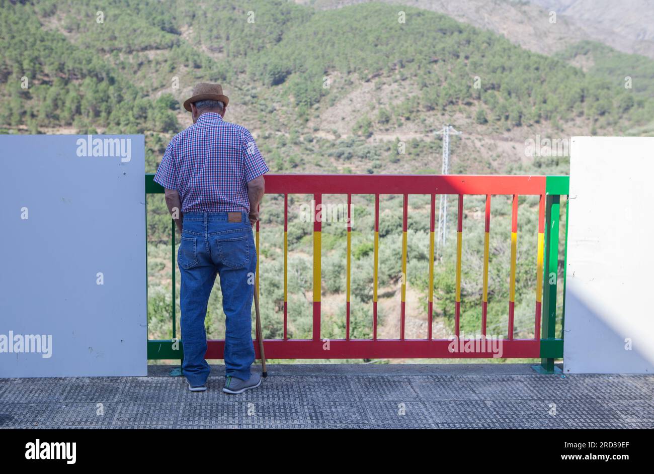 Homme senior contemplant le paysage montagneux du point de vue. Casares de las Hurdes, Caceres, Estrémadure, Espagne Banque D'Images