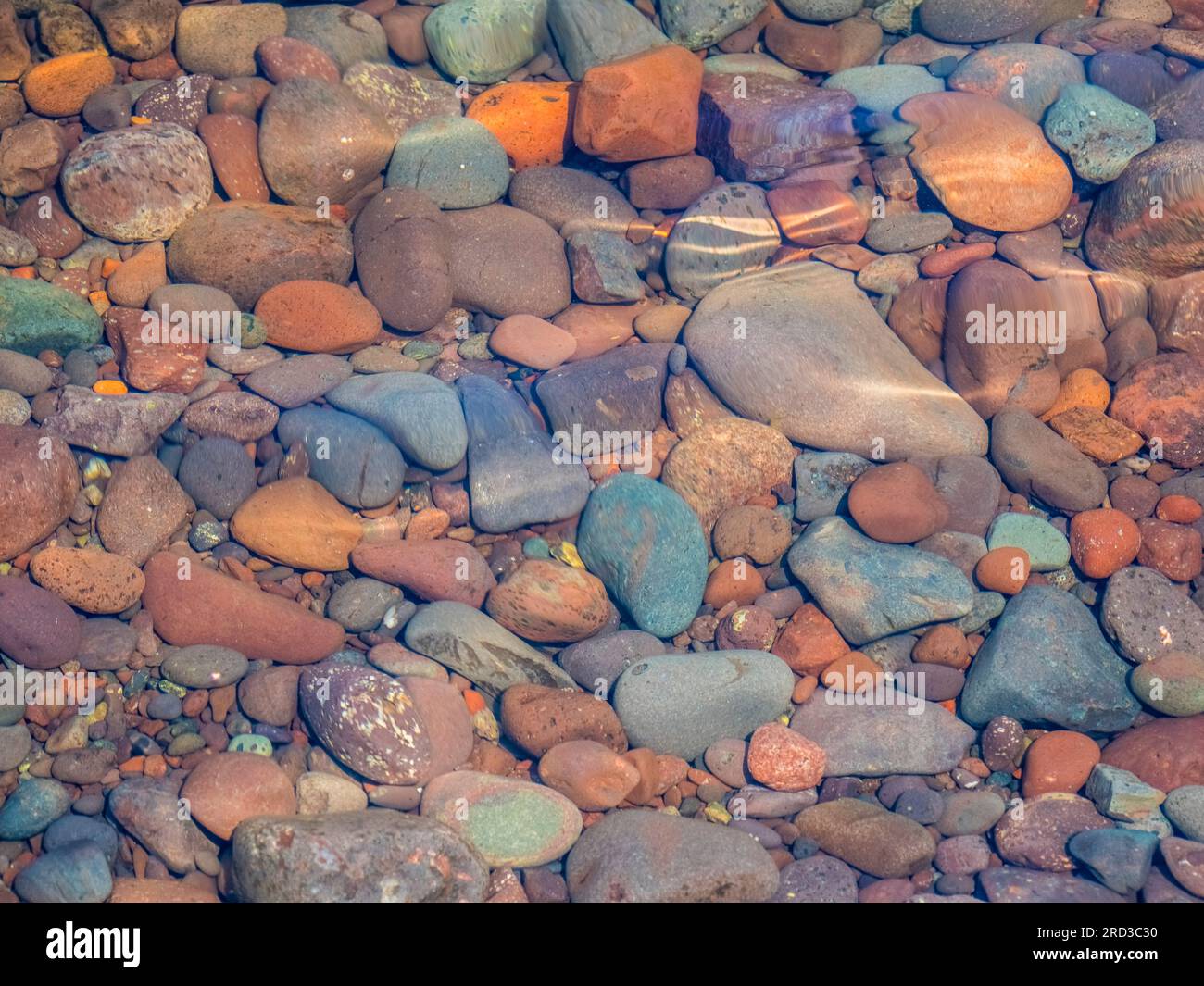 Gros plan de roches colorées dans l'eau claire sur le bord du lac supérieur sur la péninsule supérieure du Michigan USA Banque D'Images