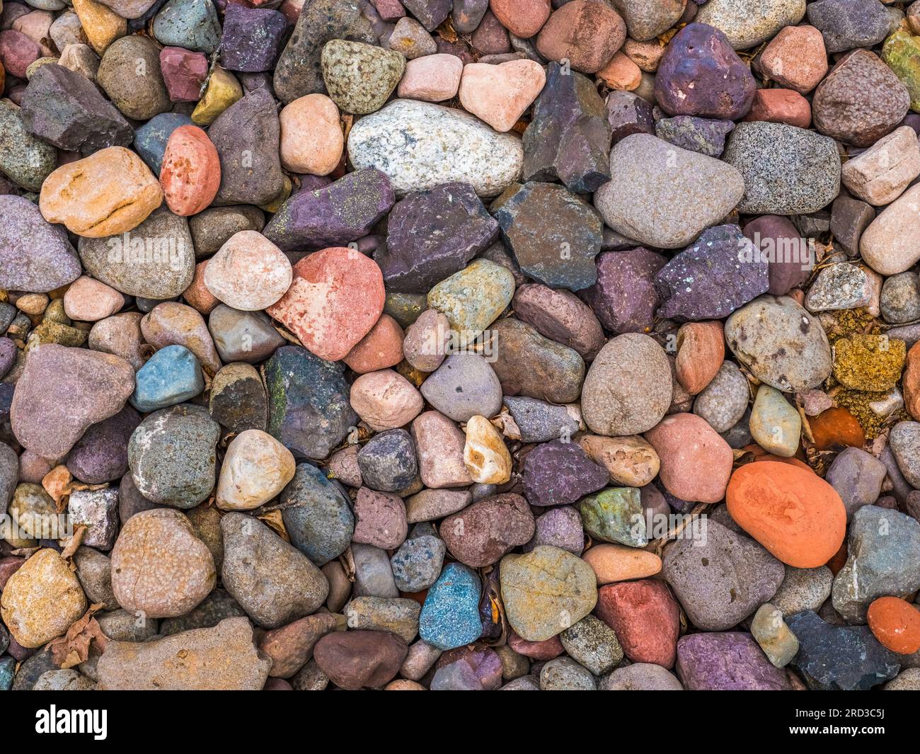 Gros plan de roches colorées sur une plage du lac supérieur sur la ...