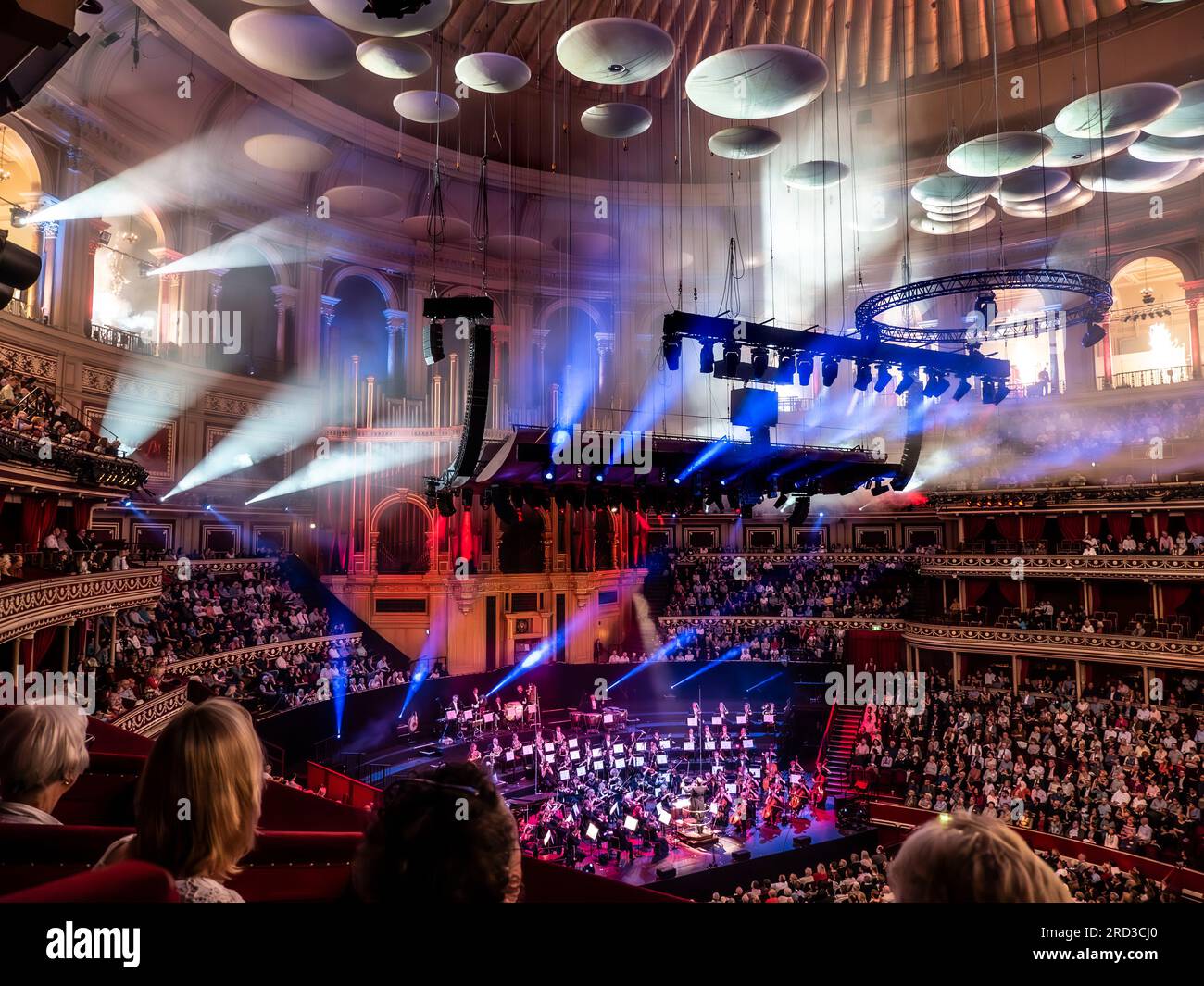 La performance intérieure du Royal Albert Hall avec un éclairage spectaculaire et des feux d'artifice dans le son de l'auditorium et des effets lumineux pyrotechniques spectaculaires et de la fumée, vus depuis une boîte privée, Kensington London UK Banque D'Images