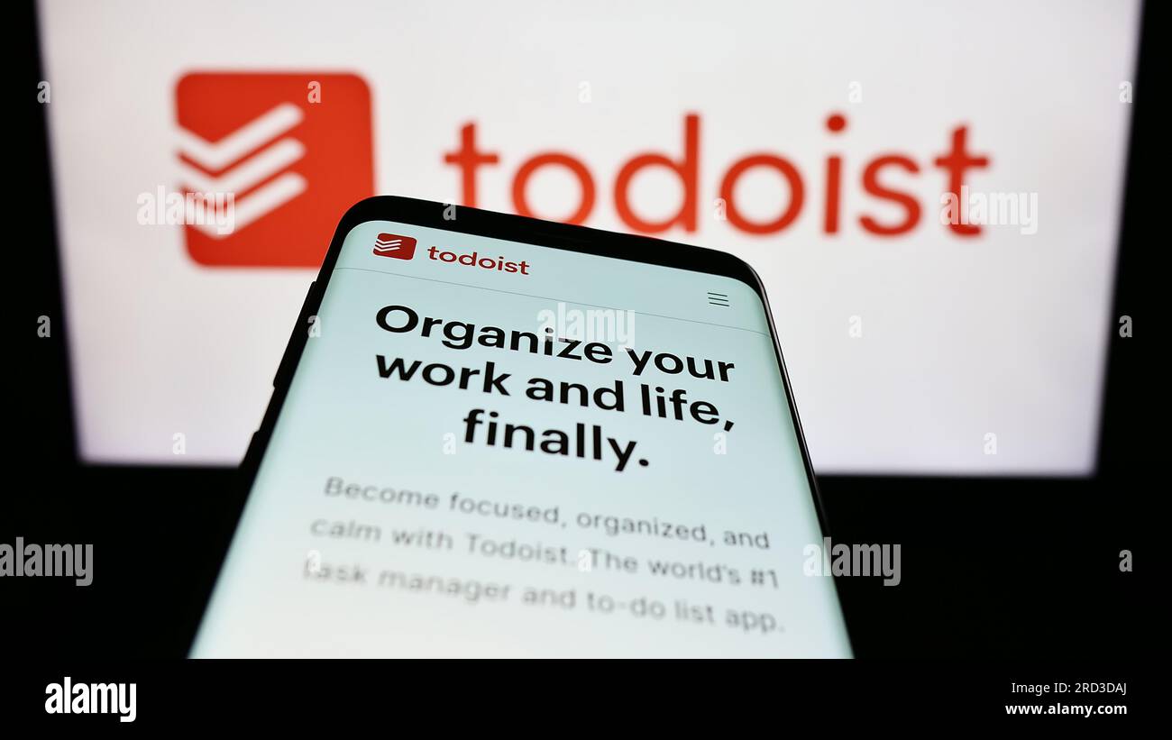 Smartphone avec le site Web de la société américaine de gestion des tâches Todoist (Doist Inc.) sur l'écran devant le logo. Effectuez le focus sur le coin supérieur gauche de l'écran du téléphone. Banque D'Images