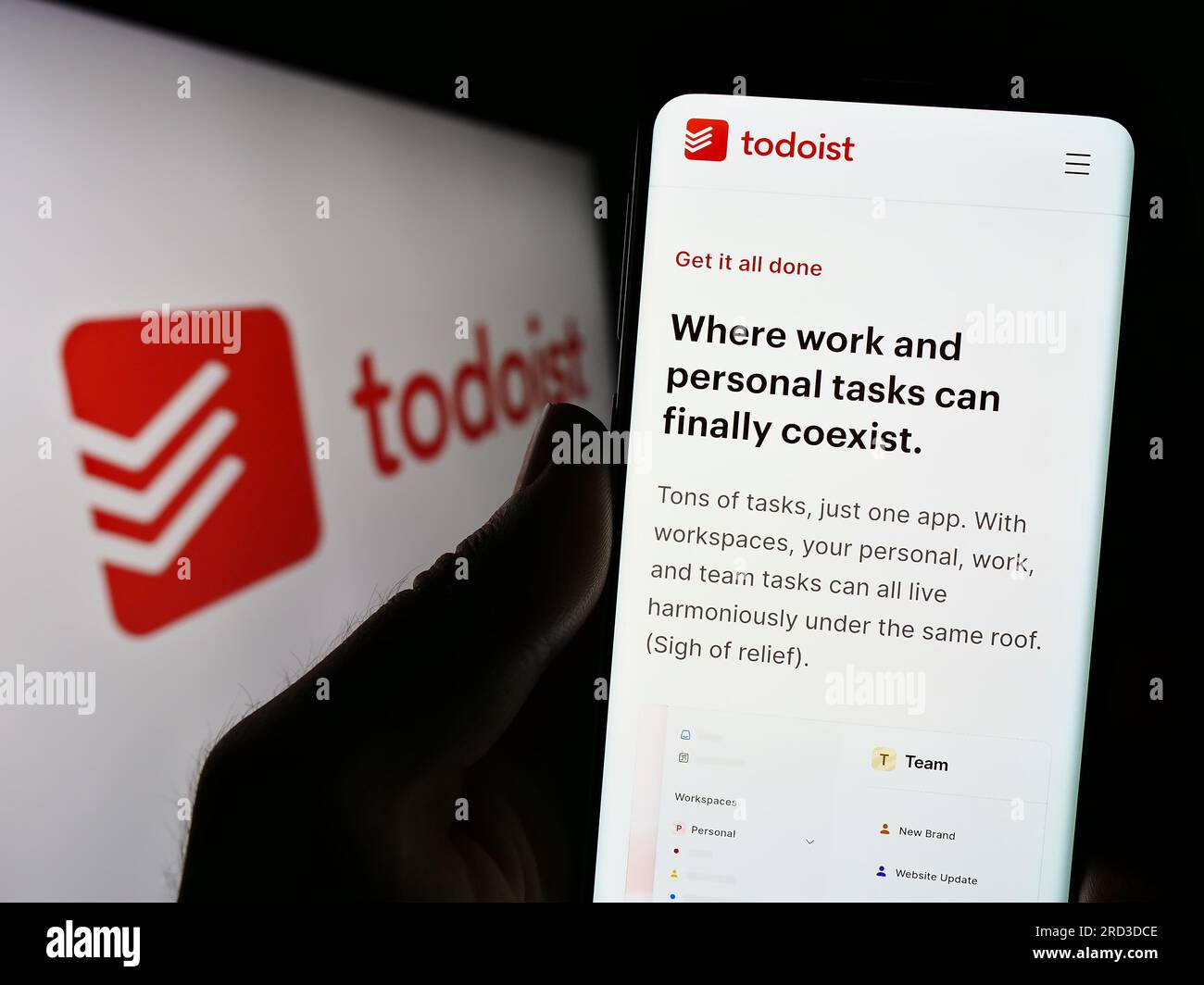 Personne tenant le téléphone portable avec la page Web de la société américaine de gestion des tâches Todoist (Doist Inc.) sur l'écran avec le logo. Concentrez-vous sur le centre de l'écran du téléphone. Banque D'Images