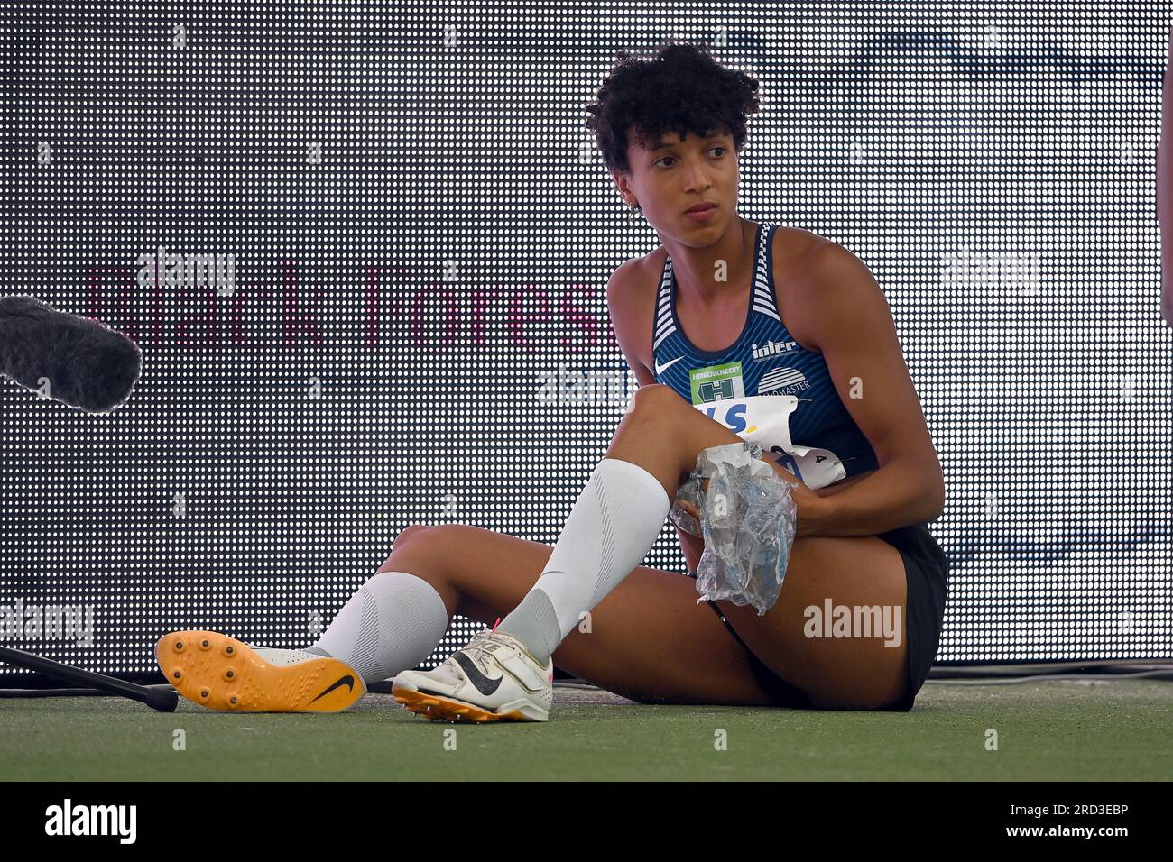 Kassel, Allemagne. 09 juillet 2023. Athlétisme : Championnats d'Allemagne à l'Auestadion. Saut en longueur, finale, femmes. Malaika Mihambo est assise avec de la glace sur le sol. La championne olympique de saut en longueur termine sa saison prématurément en raison d'une blessure et ne pourra pas défendre son titre aux Championnats du monde d'athlétisme à Budapest. La raison en est une «petite déchirure de fibre musculaire dans la cuisse», a annoncé mardi sa direction. Crédit : Swen Pförtner/dpa/Alamy Live News Banque D'Images
