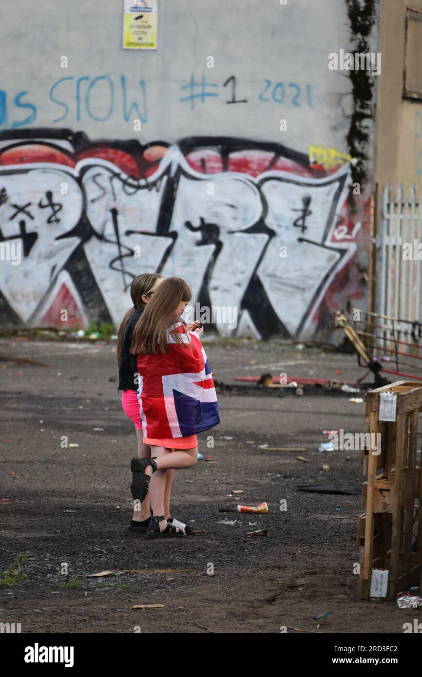 Filles protestantes à une fête de rue Sandy Row attendant l'éclairage du feu de joie la onzième nuit Banque D'Images