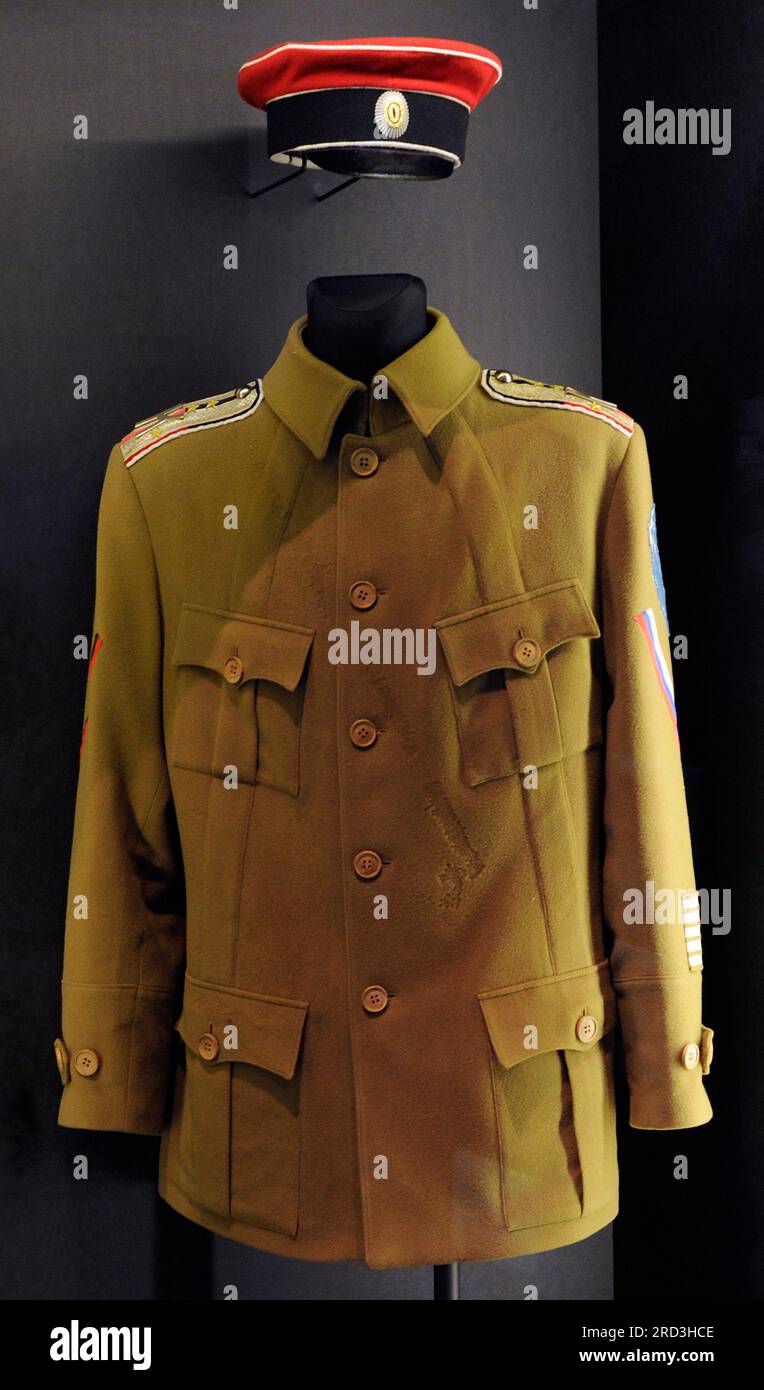 Première Guerre mondiale (1914-1918). Casquette et manteau d'uniforme d'un officier de la division d'assaut de Kornilov (1917-1922) de l'armée des volontaires de Russie du Sud. Musée letton de la guerre. Riga. Lettonie. Banque D'Images