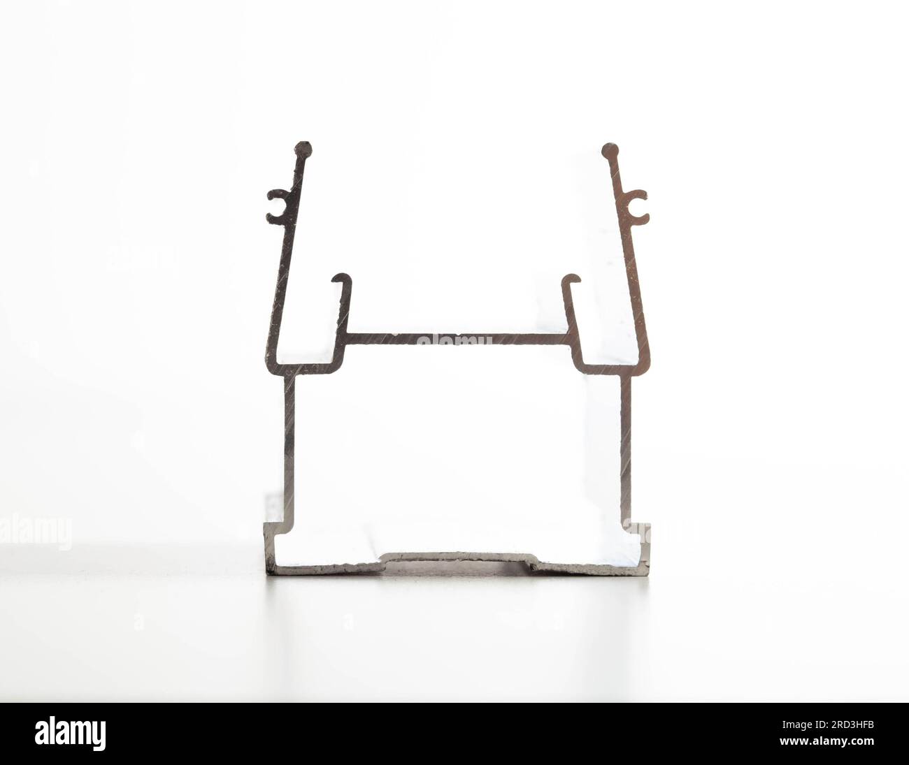 Le matériau est un profilé en aluminium pour la fabrication de fenêtres et de plafonds suspendus. Banque D'Images