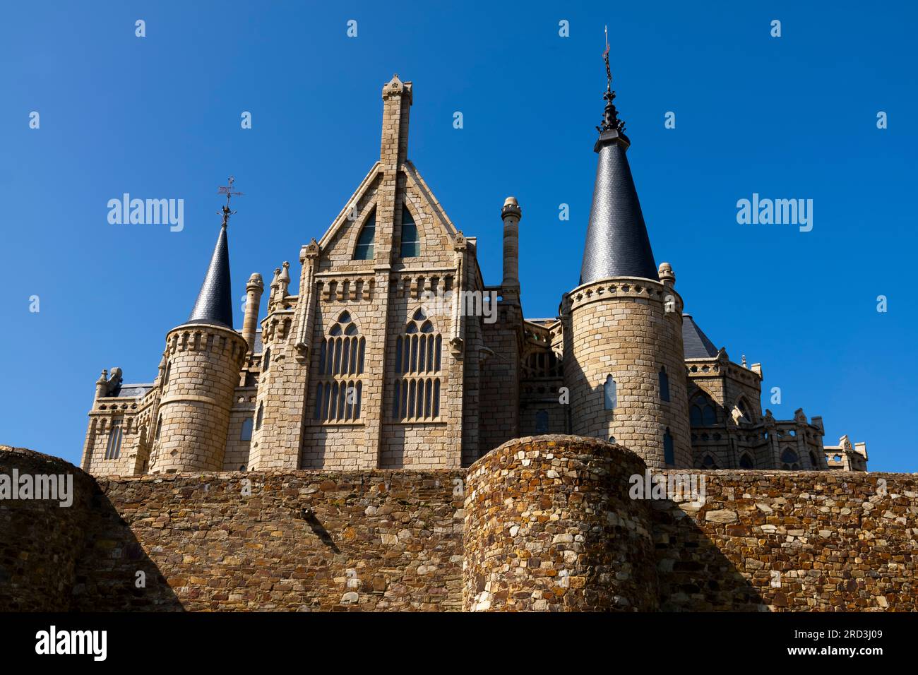 Le palais épiscopal d'Astorga conçu par le célèbre architecte moderniste catalan Antoni Gaudí. Astorga (León), Espagne. Banque D'Images