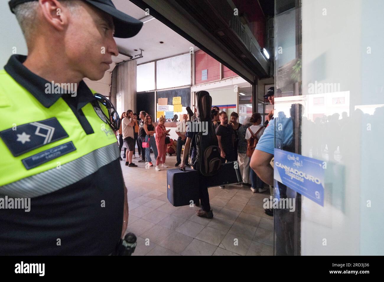 Porto, Portugal. 18 de juillet 2023. La police ferme la plupart des magasins à STOP, un petit centre commercial abritant plus de 500 musiciens et leurs studios de musique, après les ordres du comté municipal. Les musiciens et les détaillants locaux disent qu’ils n’ont pas été informés de la décision et qu’ils s’occupent maintenant de l’expulsion. Igor Aboim / Alamy Live News Banque D'Images