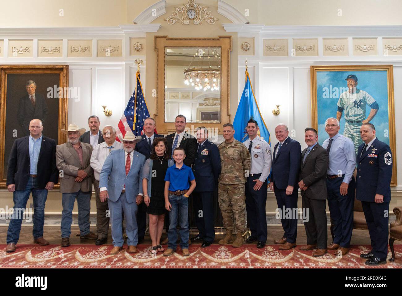 Tom Woods, sénateur de l'État de l'Oklahoma, est accompagné d'invités lors de sa cérémonie d'enrôlement au Capitole de l'État de l'Oklahoma le 26 juin 2023, à Oklahoma City. Woods s'est enrôlé dans l'Oklahoma ANG pour servir au-delà de son district congressionnel et participera à la formation militaire de base de l'armée de l'air et à la formation technique des forces de sécurité entre les sessions du sénat de l'État. Banque D'Images