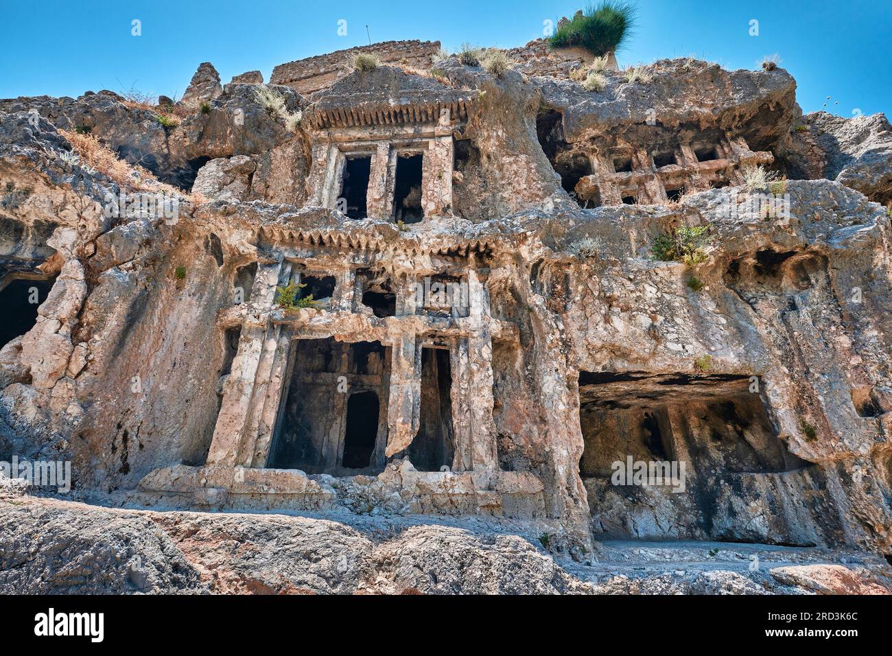 Antalya, Turquie - 18 juillet 2023 : les anciennes tombes rocheuses de la ville antique de Tlos, finement sculptées dans la colline Banque D'Images