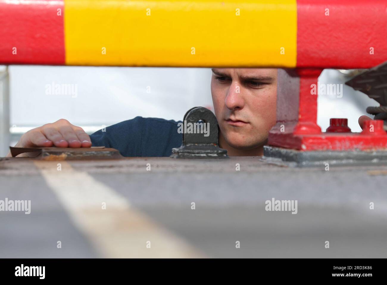 230627-N-VJ326-1072 SAN DIEGO (27 juin 2023) – l'aviateur Samuel Phillips, de Mooresville, Caroline du Nord, pond un montant de poteau sur le pont d'envol à bord du porte-avions amphibie USS Tripoli (LHA 7) dans le cadre d'une procédure systématique visant à assurer la préservation à bord du navire pendant la disponibilité de maintenance du 27 juin. Le Tripoli est un navire d'assaut amphibie de classe américaine installé à San Diego. Banque D'Images