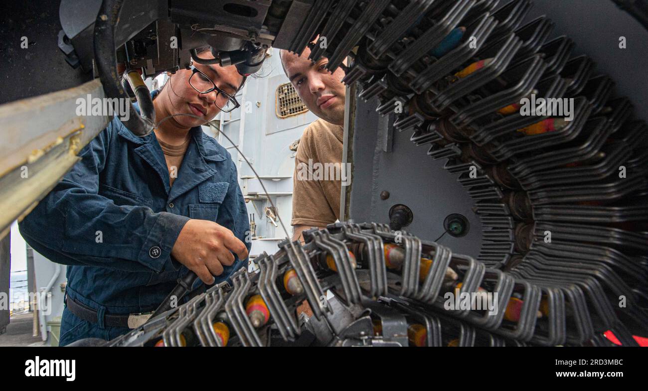 230627-N-NH267-1692 GOLFE D'OMAN (27 juin 2023) le matelot Jessica Mendoza, à gauche, et le Gunner's Mate de 2e classe Sebastian Iribe chargent une mitrailleuse Mk-38 à bord du destroyer à missiles guidés USS Paul Hamilton (DDG 60) dans le golfe d'Oman, le 27 juin 2023. Paul Hamilton est déployé dans la zone d’opérations de la 5e flotte américaine pour aider à assurer la sécurité et la stabilité maritimes dans la région du Moyen-Orient. Banque D'Images