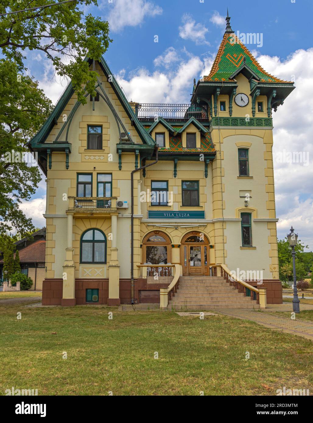 Palic, Serbie - 01 août 2022 : Vila Lujza Lodging Suites Upmarket Guesthouse at Lake Front View. Banque D'Images